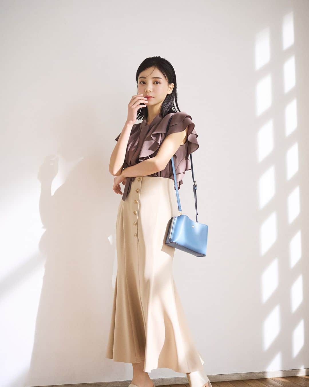 NATURAL BEAUTY BASICのインスタグラム：「Sister's outfit NATURAL BEAUTY BASIC  愛甲千笑美さんと、ひかりさん、 人気の姉妹がNBBのファッションシュートで初共演！ 本日よりweb catalogが公開スタート✨  おそろいのワンピースに、 ラインやディテールをリンクさせたシミラーコーデ… フォトジェニックな姉妹の着こなしは必見。  Sサイズさんでもバランスのいいスタイリングが叶う、 ひかりさん着用のpetit size collectionにも注目です。  ＜Chiemi 166cm＞  ■アシメロールカラーニット ¥6,930 tax in size:FR color:チャコール/グレージュ/ブルー #0173170541  ■フロントボタンマーメイドスカート(Mサイズ着用) ¥9,460 tax in size:S/M/PS color:ベージュ/モカ/ブルー #0173120453  ＜Hikari 155cm＞  ■ラッフルボウブラウス ¥7,920 tax in size:S/M color:オフ/モカ #0173110540  ■フロントボタンマーメイドスカート(PSサイズ着用) ¥9,460 tax in size:S/M/PS color:ベージュ/モカ/ブルー #0173120453  #愛甲千笑美 さん #愛甲ひかり さん #姉妹コーデ #リンクコーデ #双子コーデ #春カラー #マーメイドスカート #フリルブラウス #アシメニット #お出かけコーデ #オフィスコーデ #オフィスカジュアル #通勤コーデ #大人可愛い #カラーコーデ #着回しコーデ #きれいめカジュアル #ベーシックコーデ #ベーシック #ナチュラルコーデ #トレンドスタイル #シンプルコーデ #ナチュラルビューティーベーシック #naturalbeautybasic」