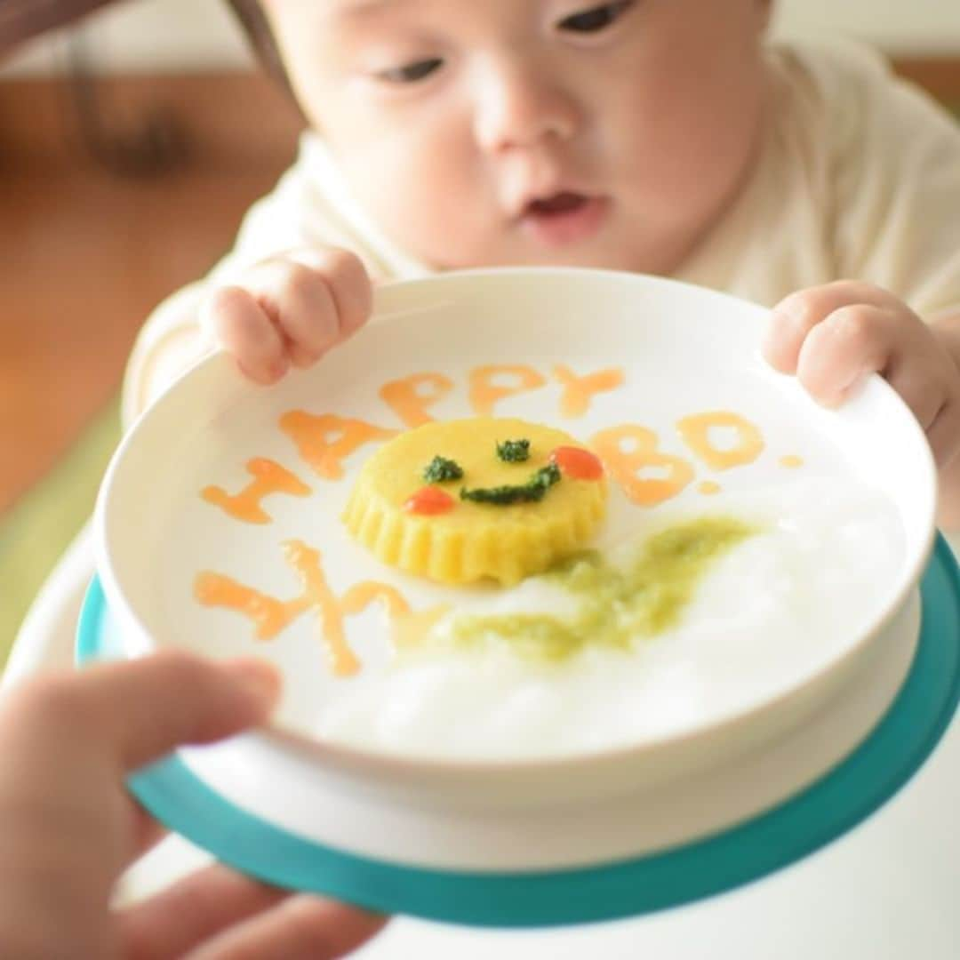 DADWAYさんのインスタグラム写真 - (DADWAYInstagram)「毎月10日はOXO Tot（オクソートット）の日！ #oxototの日  色とりどりの花が咲く春🌈 食卓にも春色を取り入れませんか？  今月の投稿では、はっきりカラーがかわいい ピンク&ティールのお食事アイテムをピックアップ！ ユーザーさまのお写真と共にご紹介します☺   ピンク好きさん→🌷 ティール好きさん→🍀 の絵文字をコメントで送って教えてください♪   ■くっつくシンプルプレート ごちそうさままで離れない！ テーブルにくっつくプレート✨ お料理が映えるホワイトカラーと 仕切りのないシンプルなデザインで 毎日のお食事、おやつにはもちろん お誕生日などのハレの日にも活躍します🎂   ■フォーク＆スプーンセット 持ち手グリップで、握りやすく食べやすい！ 裏面が一部平らになっていて テーブルから転がり落ちにくい 親子でうれしいデザインです💡   ぜひ @dadway のオンラインストアや お近くの店舗 @dadway_store_official を チェックしてみてくださいね🎈   ベビー以外のOXOアイテムは、 @oxo.japan のアカウントで紹介中！ キッチンアイテムをはじめとする、 スタイリッシュな家庭用品をご覧いただけますよ🌱   #dadway #ダッドウェイ #オクソー #oxo #オクソートット #oxotot #くっつくシンプルプレート #離乳食 #幼児食 #こどもごはん #デコ離乳食 #キッズプレート #誕生日プレート #誕生日ごはん #離乳食準備 #離乳食グッズ #ベビー食器 #赤ちゃん食器 #キッズ食器 #子供食器 #離乳食初期 #離乳食中期 #離乳食後期 #モノトーンインテリア #赤ちゃんのいる暮らし #こどものいる暮らし #育児日記 #育児記録 #コドモデイズ」4月10日 18時00分 - dadway