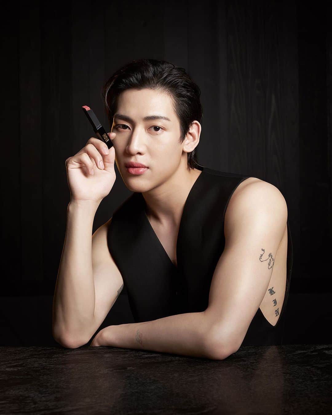 Yves Saint Laurent Beautyさんのインスタグラム写真 - (Yves Saint Laurent BeautyInstagram)「@bambam1a stands in the spotlight with the striking colour of ROUGE PUR COUTURE THE SLIM VELVET RADICAL N°317, the perfect finish for a flawless performance.   #YSLBeautyTH #YSLBeautyTHxBamBam」4月10日 18時00分 - yslbeauty