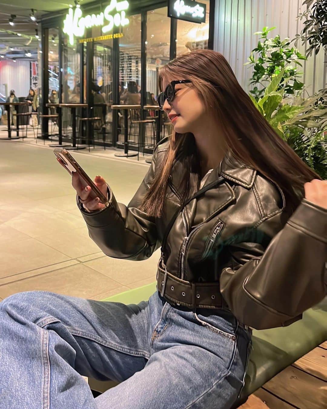 溝部ひかるのインスタグラム：「.  🕶🖤  ハイトーンにしたい、。🥱 #ootd#zara#moussy#zarawoman #zaraoutfit #moussysnap #春コーデ#ライダースジャケット #ライダース #デニム#デニムコーデ」