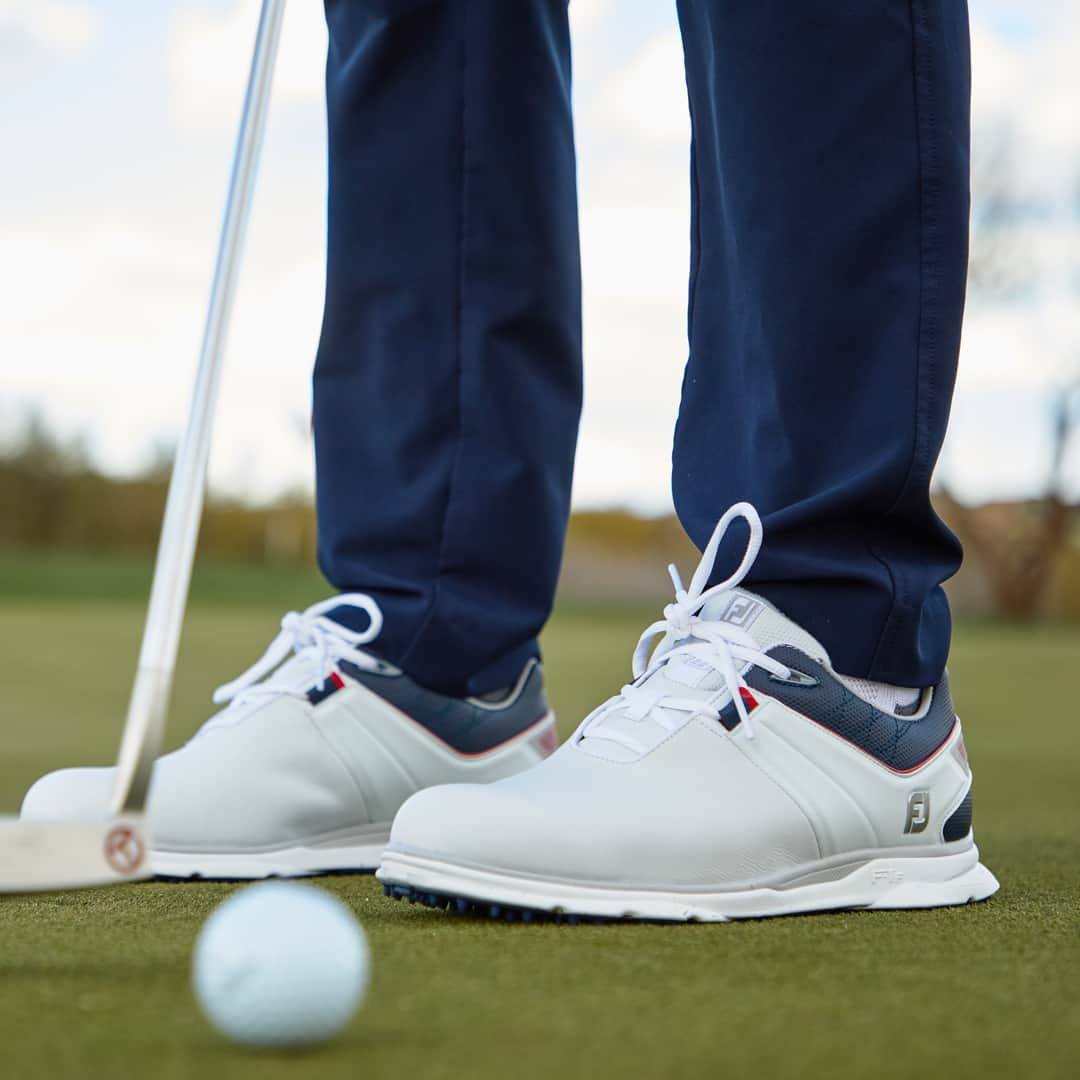 Footjoy Japanさんのインスタグラム写真 - (Footjoy JapanInstagram)「4/6（木）発売”TOUR LIMITED EDITION”  「TOUR-ALPHA」「PRO|SL」の天然皮革・紐タイプを限定数量・限定店舗で発売⚡  PGAツアー選手が着用する日本未展開のモデルです✨  『PRO|SL』は発売以来、ゴルフにおけるスパイクレスシューズの礎を築き、世界中のツアープロに愛され、スパイクレスシューズツアー着用率No.1を誇ってきました。  プロから絶大な信頼を受ける《インフィニティアウトソール》は細かい突起部と横幅を広く設計したヒール部を計上により、最大限のグリップと安定性を実現します。  アッパーに採用するイギリスのPittards®（ピタード）社製の天然皮革ChromoSkin™レザーは、しなやかで軽量、耐久性があり、100%防水のレザーです。  #1ShoeInGolf #TOURALPHA #完全形態 #飛びを極めろ。 #PROSL #世界基準スパイクレス #ツアー着用率No1  #footjoy #フットジョイ #TOURLIMITEDEDITION #golf #golfshoes #ゴルフ #ゴルフシューズ #ゴルフ男子 #シューズ #TourAlpha #ツアーアルファ #TOURALPHA #完全形態 #飛びを極めろ #PROSL #プロエスエル #PROSLCORE #プロSL」4月10日 18時01分 - footjoy.japan