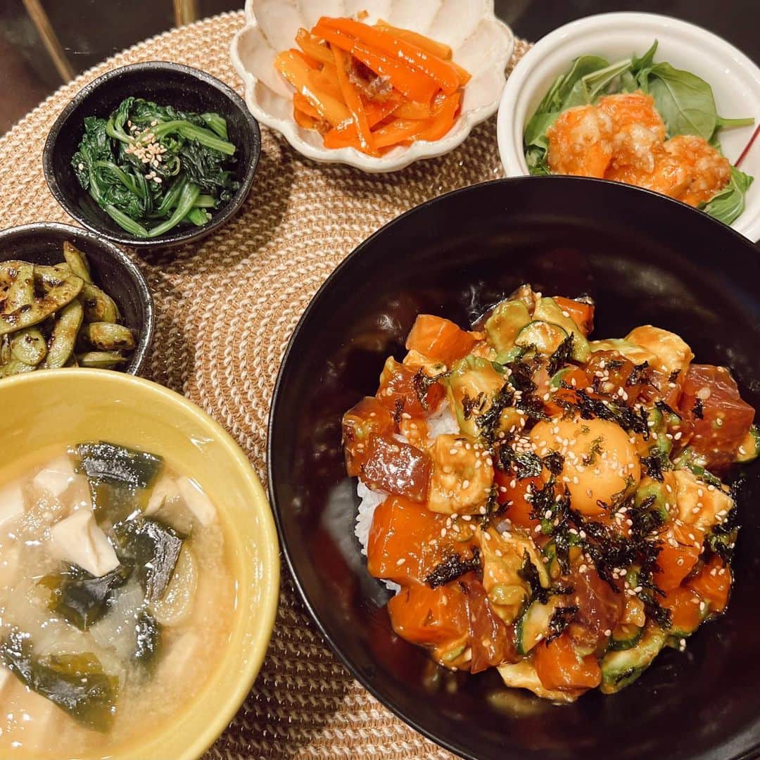 浪花ほのかのインスタグラム：「ハワイアン風の夜ご飯🌸👌🏻 ・サーモンとマグロのポキ丼 ・ニンニクの枝豆 ・ほうれん草のお浸し ・やみつきパプリカ ・ガーリックシュリンプ ・わかめのお味噌汁  パプリカにβ-カロテンが豊富で、免疫力を高める効果があります！！ ちなみにオレンジパプリカは、赤パプリカと黄パプリカの栄養素がバランスよく含まれているのでオススメです！  あとほうれん草は水で茹でると栄養素が飛びやすいく、勿体ないので、私は無水鍋などで蒸してます☺️  ちなみに枝豆は炒める方がすき😄    #夜ご飯 #簡単レシピ #おうちごはん #牛肉レシピ  #今日の献立 #ハワイ料理 #ポキ丼 #ガーリックシュリンプ」