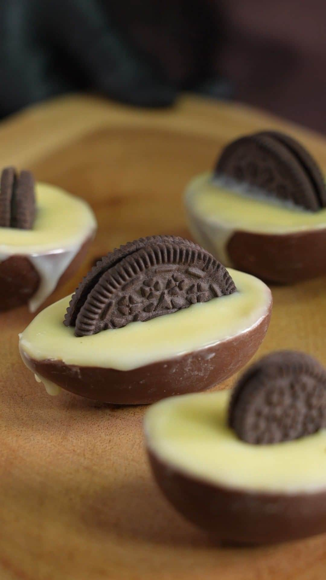 チョコレートカカオのインスタグラム：「Oreo cheesecake stuffed Easter egg ! イースターのオレオチーズケーキ！  YouTube https://youtube.com/shorts/upW_KHy4d78  Cacao ! ∴∵ゞ(´ω`*) ♪ I love Chocolate ! May the cacao be with you ! ∴∵ゞ(´ω`*) ♪   This is a video inspired by FitwaffleKitchen Thank you ! https://www.youtube.com/shorts/ibLIfaiF7lQ  #Youtube #youtuber #ASMR #foodie #chocolate #foodpics #instafood #dessertporn #手作りお菓子 #foodporn #レシピ #スイーツ #yummy #recipe #patisserie #recette #video #cooking #cheesecake #チーズケーキ #chocolatecheesecake #oreo #oreocake #oreocheesecake #easter #eastereggs #オレオ #イースター #chocolateeggs」