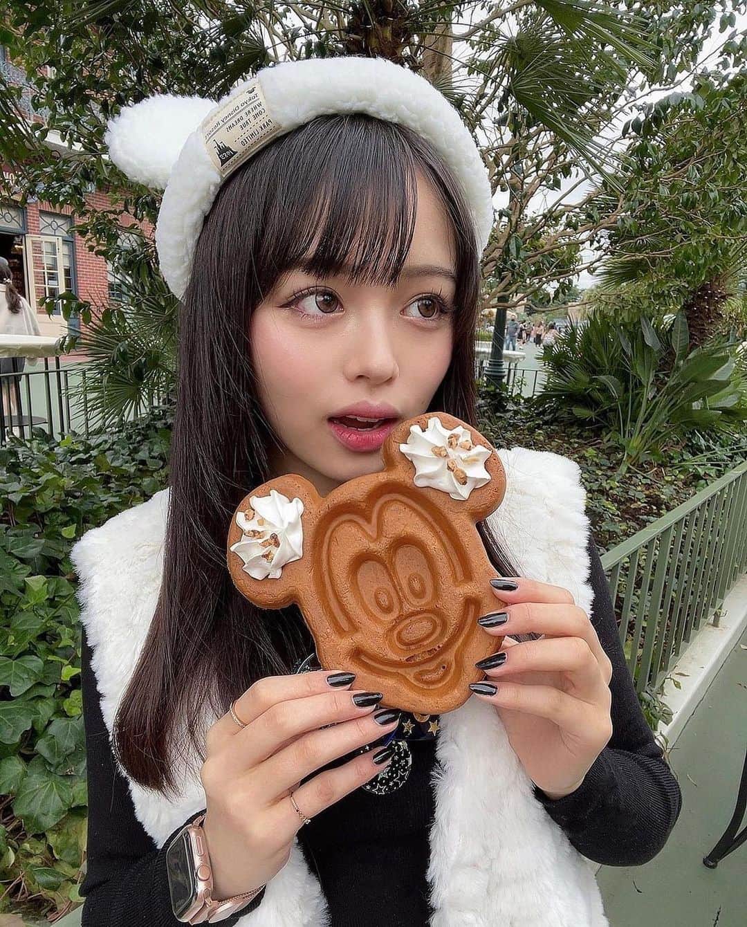 のインスタグラム：「《もくもぐ❣️🤤🍗🍕》 *⁠ リポストを使って素敵な美女の投稿を紹介させて頂く【ビジョビ💄美女美容事情💅】のコーナーです✨ *⁠ 今回ご紹介させて頂きますのは!!👀❤︎⁠⠀ 渡邊 鈴音さん< @rinne_watanabe >の素敵なお写真📸⁠⠀⁠⠀⁠⠀⁠ *⁠⠀⁠⠀⁠⠀⁠⠀ ディズニーで色んな物をもぐもぐ❤︎🌮🍖 可愛すぎる見た目でたくさん食べるギャップ良きです🤩💕 *⠀⁠⠀⁠⠀⁠⠀⁠⠀ 渡邊 鈴音さん< @rinne_watanabe > ⁠⠀⁠⠀⁠⠀⁠⠀ 素敵な投稿ありがとうございました☺️📸✨ *⠀⁠⠀⁠⠀⁠⠀⁠⠀ 渡邊 鈴音さんのアカウントには他にも素晴らしい投稿が沢山ありますので是非覗いてみてくださいね💁‍♀️💙⁠⠀⁠⠀⁠⠀⁠⠀ *⠀⁠⠀⁠⠀⁠⠀⁠⠀ △▼△▼△▼△▼△▼△▼△▼△▼△▼ ⁠⠀⁠⠀⁠⠀ ❤🧡💛「美女美容事情」💚💙💜⠀⠀⠀⠀⠀⠀⠀⠀⠀⠀⠀⠀⠀⠀⁠⠀⁠⠀⁠⠀⁠⠀⁠⠀ 👇掲載ご希望の方は👇⠀⠀⠀⠀⠀⠀⠀⠀⠀⠀⠀⠀⠀⠀⠀⁠⠀⁠⠀⁠⠀⁠⠀⁠⠀ @b_b_j.jタグ付けと🖤 #ビジョビ ⁠⠀ 🖤タグ付けお願いします✨⠀⠀⠀⠀⠀⠀⠀⠀⠀⠀⠀⠀⠀⠀⠀⁠⠀⁠⠀⁠⠀⁠⠀⁠⠀ △▼△▼△▼△▼△▼△▼△▼△▼△▼ ⁠⠀⁠ #東京ディズニーランド  #ディズニーランド #disneyland  #ディズニーフード #ディズニー #もぐもぐタイム #食べ物しかない」