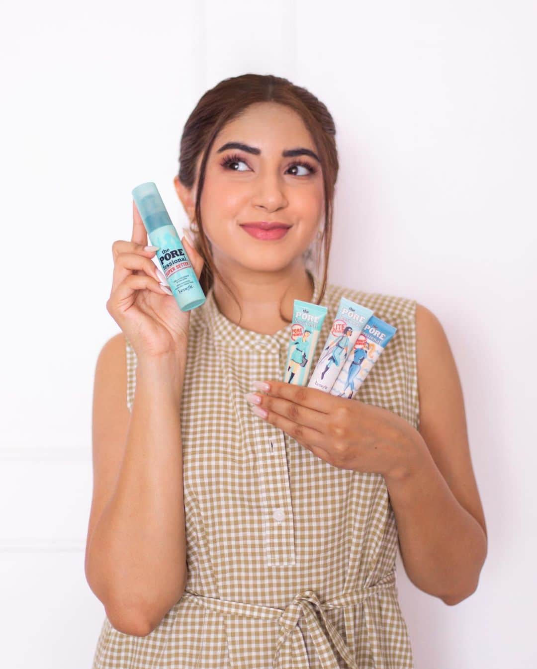 Aashna Shroffさんのインスタグラム写真 - (Aashna ShroffInstagram)「Meet my suPOREheroes!💕  You know I love @benefitindia’s #POREfessional range, and if you’re on the lookout for a good primer that not only keeps your makeup looking great all day, but also minimises the look of pores and fine lines, look no further! With 3 different primers, they’ve got you covered, no matter your skin type, and the perfect setting spray to lock it all in place!   POREfessional Lite Primer: Helps makeup apply evenly and stay put for 12 hours  POREfessional Face Primer: Minimizes the look of pores and fine lines   The POREfessional Hydrate Primer: Defeats pores and dryness! It instantly moisturizes and refreshes skin.   POREfessional Super Setter: Locks on makeup for 16 hours and instantly blurs pores. Feels weightless and absorbs instantly.   Get them now on @mynykaa and receive a free brow sample and other Benetreats with your order! Offer ends today so go make the most of it!  #collab #BenefitIndia」4月10日 17時59分 - aashnashroff