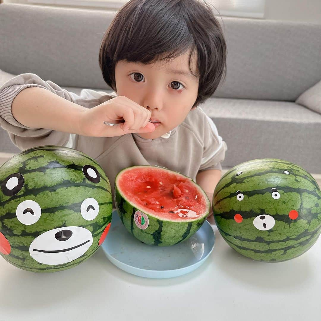 ともみのインスタグラム：「. 今年初🍉❤️ 今が旬の熊本スイカ、甘くて新鮮で美味しかったー😋 シールを貼ってくまモンスイカアートを楽しんだり 半分にカットして食べてみたり 1玉まるまるの🍉を贅沢に楽しんで味わいました♪ . . . スイカの専門家！スイカ倶楽部さん @suikaclub 一押しの産地直送スイカがオンラインで購入できるよ〜✨ 旬な熊本スイカを味わいたい方はストーリーズに購入先を貼っておくのでみてみてね❁︎ .  #スイカチャレンジ #スイカアート #熊本スイカ #スイカ」