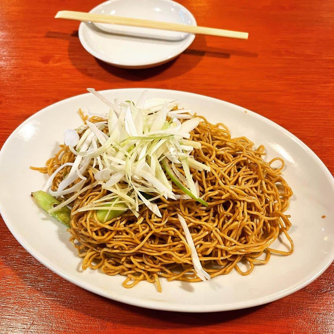 渡辺祐のインスタグラム：「秋葉原「香福味坊」 #香福金鈎炒麺 （干しエビ焼そば） #生煎羊肉焼売 （焼き羊肉焼売）。 #通し営業ありがたい」