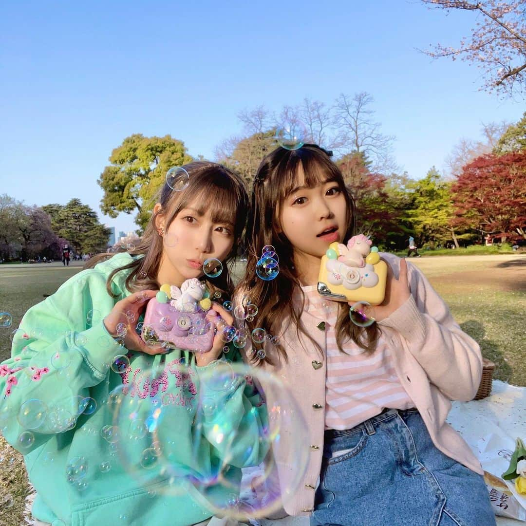 ほのぴすさんのインスタグラム写真 - (ほのぴすInstagram)「きりたん @kiritampopopo とピクニック @picnic_mimi 🧺🌷  行った日はちょっと寒かったけど今はほんとちょうどいい気温がずっと続いてるね🥺✨  キャンバス持って行って手形つけたけど画伯すぎたねぇ〜 どっちが私の手かわかる？笑  #レンタルピクニック #ピクニックレンタル #ピクニックレンタルmimi #新宿御苑 #shinjukugyoen #tokyo #tokyotravel #tokyotravels #도쿄여행  #도쿄 #도쿄카페 #도쿄맛집 #新宿御苑前グルメ #新宿御苑カフェ #東京ピクニック #代々木公園 #yoyogipark #yoyogi #sakura #おしゃピク #お花見ピクニック#お花見スポット #推し活 #推しピク」4月10日 18時09分 - noponopisu2