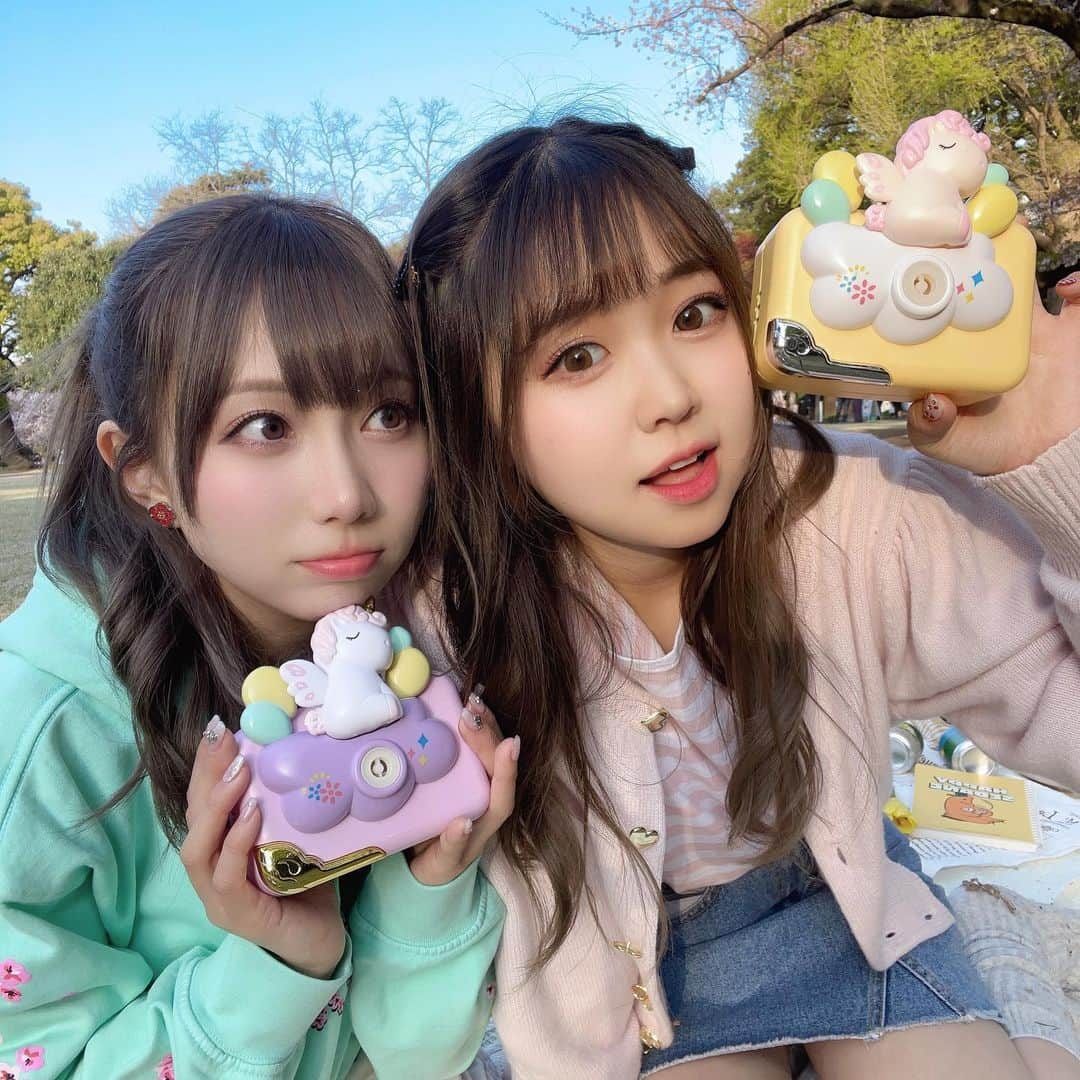 ほのぴすさんのインスタグラム写真 - (ほのぴすInstagram)「きりたん @kiritampopopo とピクニック @picnic_mimi 🧺🌷  行った日はちょっと寒かったけど今はほんとちょうどいい気温がずっと続いてるね🥺✨  キャンバス持って行って手形つけたけど画伯すぎたねぇ〜 どっちが私の手かわかる？笑  #レンタルピクニック #ピクニックレンタル #ピクニックレンタルmimi #新宿御苑 #shinjukugyoen #tokyo #tokyotravel #tokyotravels #도쿄여행  #도쿄 #도쿄카페 #도쿄맛집 #新宿御苑前グルメ #新宿御苑カフェ #東京ピクニック #代々木公園 #yoyogipark #yoyogi #sakura #おしゃピク #お花見ピクニック#お花見スポット #推し活 #推しピク」4月10日 18時09分 - noponopisu2