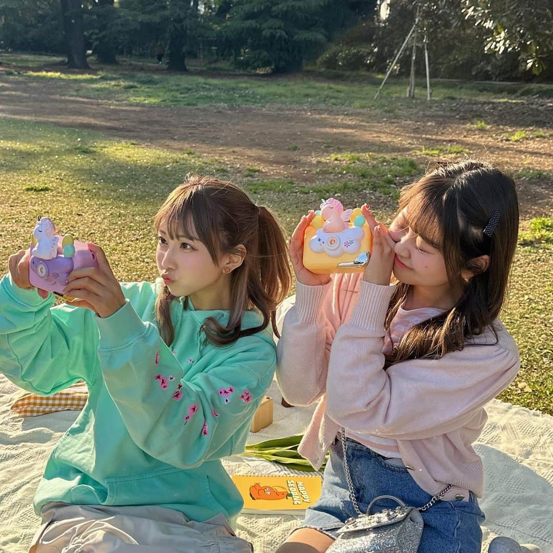 ほのぴすさんのインスタグラム写真 - (ほのぴすInstagram)「きりたん @kiritampopopo とピクニック @picnic_mimi 🧺🌷  行った日はちょっと寒かったけど今はほんとちょうどいい気温がずっと続いてるね🥺✨  キャンバス持って行って手形つけたけど画伯すぎたねぇ〜 どっちが私の手かわかる？笑  #レンタルピクニック #ピクニックレンタル #ピクニックレンタルmimi #新宿御苑 #shinjukugyoen #tokyo #tokyotravel #tokyotravels #도쿄여행  #도쿄 #도쿄카페 #도쿄맛집 #新宿御苑前グルメ #新宿御苑カフェ #東京ピクニック #代々木公園 #yoyogipark #yoyogi #sakura #おしゃピク #お花見ピクニック#お花見スポット #推し活 #推しピク」4月10日 18時09分 - noponopisu2