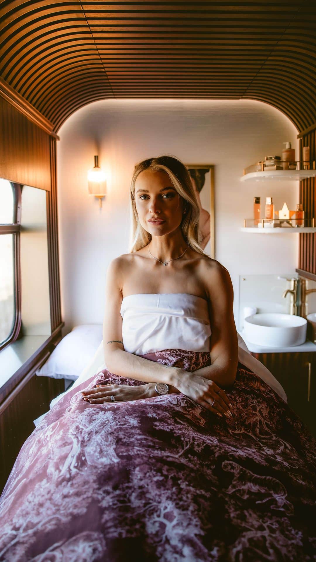ビクトリアのインスタグラム：「{ad} Come along with me, @diorbeauty and the new #DiorSpa on board the @belmondroyalscotsman as the Scottish countryside rolled by. A trip I’ll never forget 🖤」