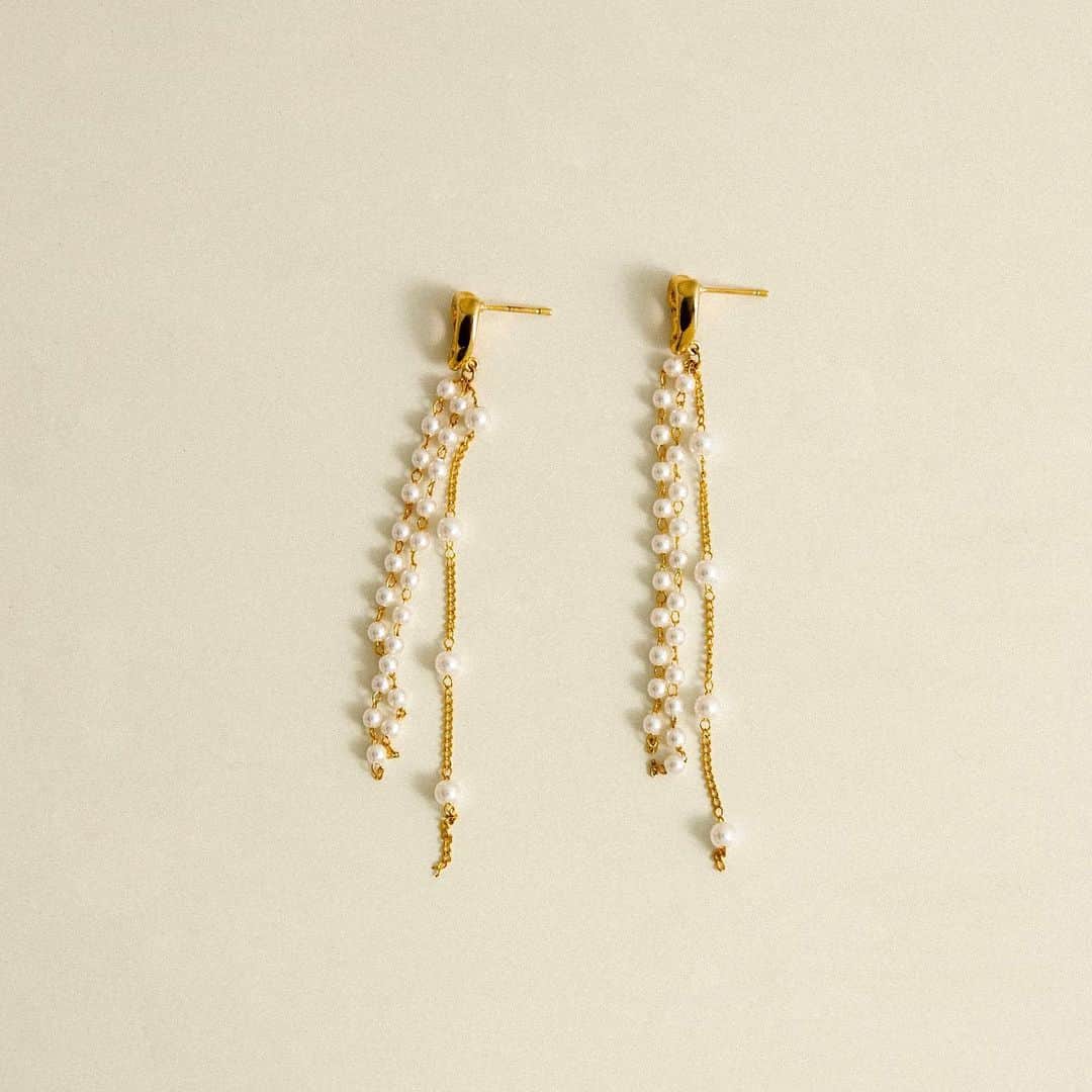 のインスタグラム：「［pierce］  ツブツブパールチェーンロングピアス ¥2,090(tax incl.)  華奢なデザインながら存在感があり、小顔効果も期待できる1点。  #smellyjp#acc#accessory#pierce#earring#earcuff#ring#bracelet#bangle#necklace#hairaccessory#pearl」
