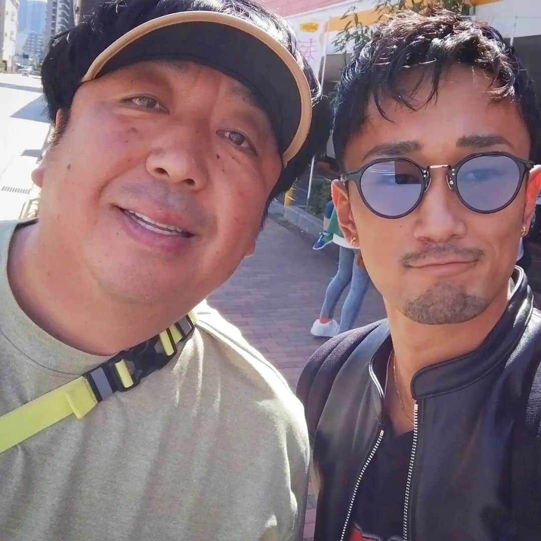 梅野源治のインスタグラム：「ハンバーガーを食べにエアーズバーガーへ🍔 @airs.burger.cafe  日村さん×梅野源治 vs 山内×濱家 RIZINと交渉中🤫？ @rizin_pr @sneakerkenji0117 @hamaitachi  焦るな　ベビ梅」
