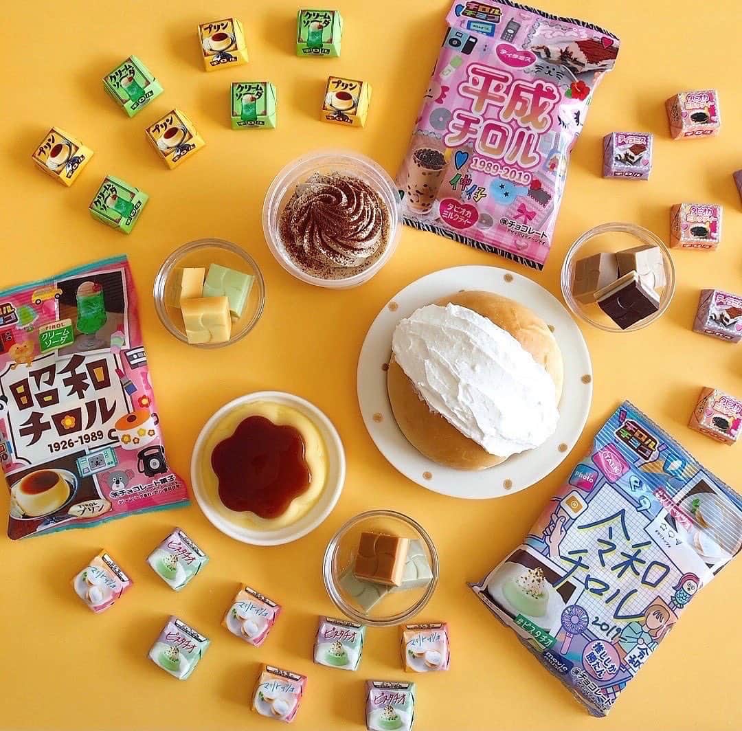 チロルチョコのインスタグラム：「‪‪✋食べてみたい人は"いいね"で教えてね💕︎  ／ #新商品 情報⋆͛📢⋆ 昭和」「平成」「令和」の 3世代対決の袋商品を3品同時発売いたします🔥 ＼  チロルチョコ新商品 ◾︎昭和チロル〈袋〉 ◾︎平成チロル〈袋〉 ◾︎令和チロル〈袋〉 のご紹介です- ̗̀📣  ┈┈┈┈┈┈┈┈┈┈ ️昭和ＶＳ平成ＶＳ令和 🥊 あなたのお好みはどの時代？🤩 ┈┈┈┈┈┈┈┈┈┈ 気になるフレーバーは？︎︎︎︎☑︎ ◾︎昭和チロル〈袋〉 〈クリームソーダ〉 パチパチはじけるキャンディでシュワっと感を、バニラアイス風味クリームで なめらかさを再現🫧🍈 〈プリン〉 高粘度ソース使用し、冷やして固め・常温で柔らかめの好きな固 さで食べられる設計にしました🍮 カスタード感を抑え目にすることで馴染み深い味わいに😉  ◾︎平成チロル〈袋〉 〈ティラミス〉 ココアパウダーをチーズチョコで挟み、トップにはコーヒーチョコ☕️見た目も忠実に 再現しました⚐ﾞ 〈タピオカミルクティー〉 インド産の茶葉を使用したミルクティー風味チョコに見た目もタピオカそっくりなタピオカ風グミを入れました🧋  ◾︎令和チロル〈袋〉 〈マリトッツォ〉 生クリーム風味チョコをホイップすることで口溶けよくし、ブリオッシュ風味チョコ はオレンジ風味を忍ばせさっぱりした味わいに🍊 〈ピスタチオ〉 ピスタチオ風味チョコでピスタチ オクリームを包みました。中に入っている粉砕ピスタチオのつぶつぶ食感がアクセント🍀📗  3種類をぜひ食べ比べてみてね😋  ■発売日 2023年4月10日 全国で発売🛒  ※お取り扱いのない店舗もあります。 また、商品がなくなり次第、販売終了とさせて頂きます。  🗣💬 商品に関するご質問については、チロルチョコ公式HPお客様お問い合わせまでご連絡くださいませ🙇  ━━━━━━━━━━━━━━━  #tirol #tirolchoco #チロルチョコ #チロル #チョコレート #おやつタイム #chocolate  #おうちカフェ #おやつの時間  #chocolatelover  #shopチロルチョコ #昭和の日 ━━━━━━━━━━━━━━━」