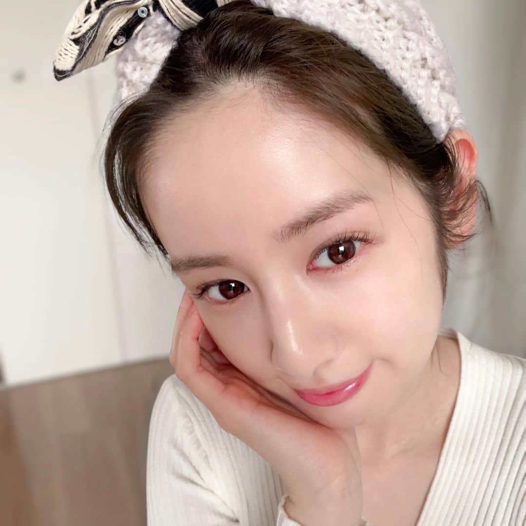 のインスタグラム：「. 4年ぶりのリニューアル！ ファンケルの美白*化粧品ラインである『ホワイトニング* 』が『ブライトニング』としてパワーアップ🆕!! . 「あれた肌は約２倍シミになりやすい」というワードが胸に突き刺さり痛い🙃 . あれてるときって攻めのケアになる美白*に対しては手が出せずにただただ保湿だけする守り美容になりがちだけども、 . 「独自複合成分『アクティブビタミンCα』がメラニンの生成を抑え➕有効成分『グリチルリチン酸ジカリウム』が肌荒れをケアし➕新成分『ブライトコントローラー(アルテミアエキス)』が乾燥によるくすみをケア」 . 同時にケアしてくれるんですね🤔💡 . . . ✔️ブライトニング化粧液(IIしっとり)〈医薬部外品〉 30ml 1,870円(税込) のびがいいのにしっとり♡ . ✔️ブライトニング乳液(IIしっとり)〈医薬部外品〉 30ml 1,870円(税込) 肌なじみのいいリキッドタイプ♡ . 使い出す直前まで密封された容器と、30mlサイズなので鮮度が保たれたまま使い切れるのがいい🐟💕 . 手にしたとき小さいボトルだったので、これで１ヶ月いけるのかしら…と不安にもなりましたが😂 化粧液はややとろみがあって伸びていくのでいける！いけるね！！ . ファンケルといえば無添加*へのこだわりがすごいので、花粉にやられた肌にもありがたく使えるので助かる🥹 . ３月〜４月って花粉もしかり寒暖差もあるうえに紫外線は強いのに風冷たい…みたいな、いや自分で書いてて思ったけど今の時期は肌にとって地獄だなww . バリア機能とかも低下してしまうと思うので、美白*と肌あれケアはダブルでケアしていきたいと思います！ . . *美白とは、メラニンの生成を抑え、シミ・そばかすを防ぐ効果のこと *ホワイトニングとは、メラニンの生成を抑え、シミ・ソバカスを防ぐ効果のこと *無添加：防腐剤、合成香料、合成色素、石油系界面活性剤、紫外線吸収剤不使用  #ファンケルブライトニング #ブライトニング #ファンケル @fancl_official . #シミケア #美白 #乾燥肌 #ゆらぎ肌 #無添加スキンケア #上昇ブライトニング」