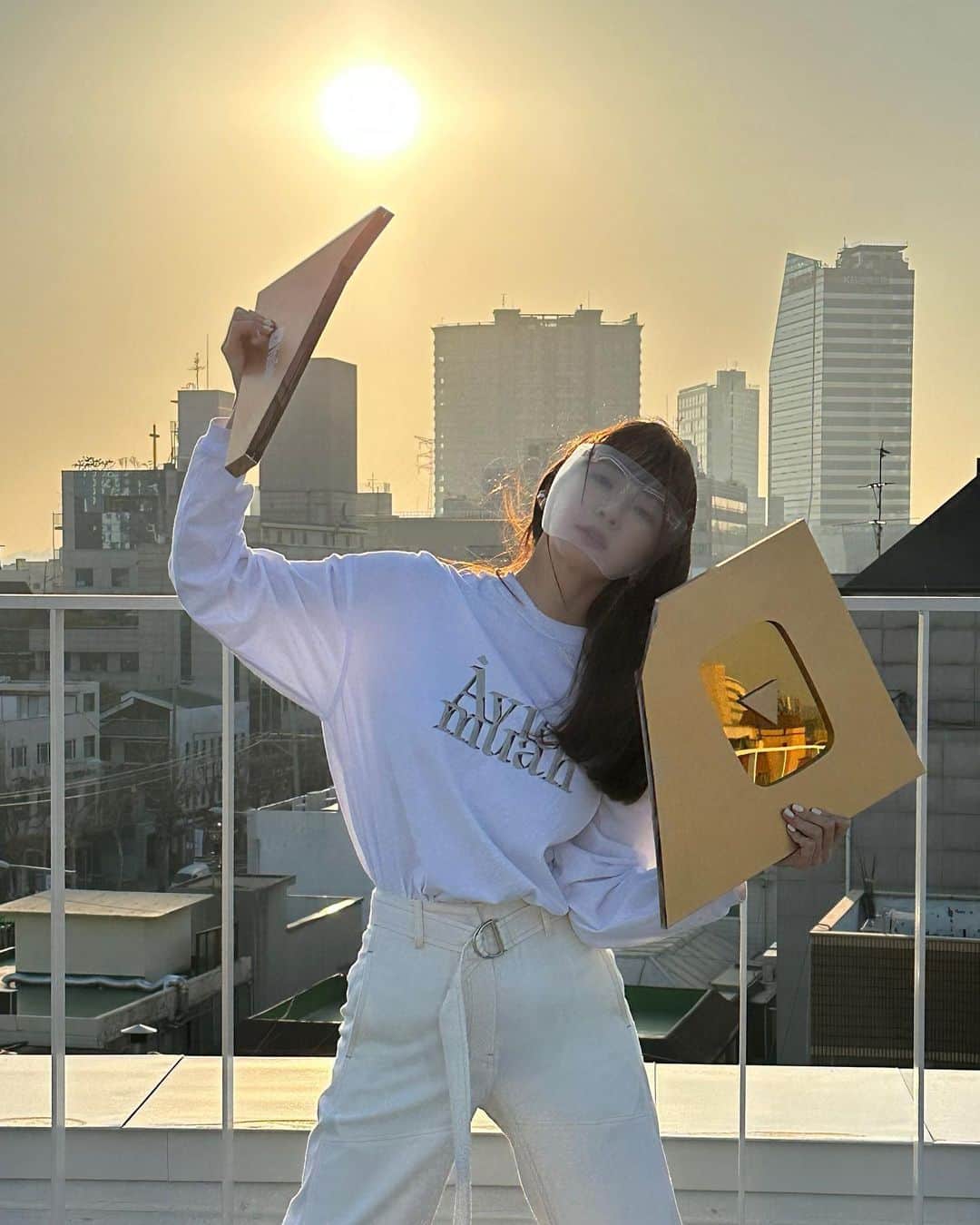 カン・ミンギョン のインスタグラム：「걍밍경 석자는 내 꺼! 채널 일등 공신이니까 ‘백만’은 해리 언니 꺼! 하려고 반으로 또각 잘랐어요,, 반으로 정확하게 자르고 싶었는데 못 자른 이유는 브이로그에 나옵니다 ... 🧑‍🎤 그런데 어제 브이로그 올리고 나서 충격적인 사실을 들었는데요? 골드버튼 하나 더 신청하면 된다더군요 .... 너무너무 무서웠는데 전기톱 처음 써봐서 달달 떨면서 잘랐는데 하하하하하하하하하하하하하하하하 아 몰라요.. 이미 잘랐어요 .... 너무 늦은 언박싱이지만 함께 기뻐해 주시는 것 같아서 더없이 행복합니다!!!! 또 더 열심히 해볼게요! 감사합니다!!!!!! 울언니 스릉흐이」