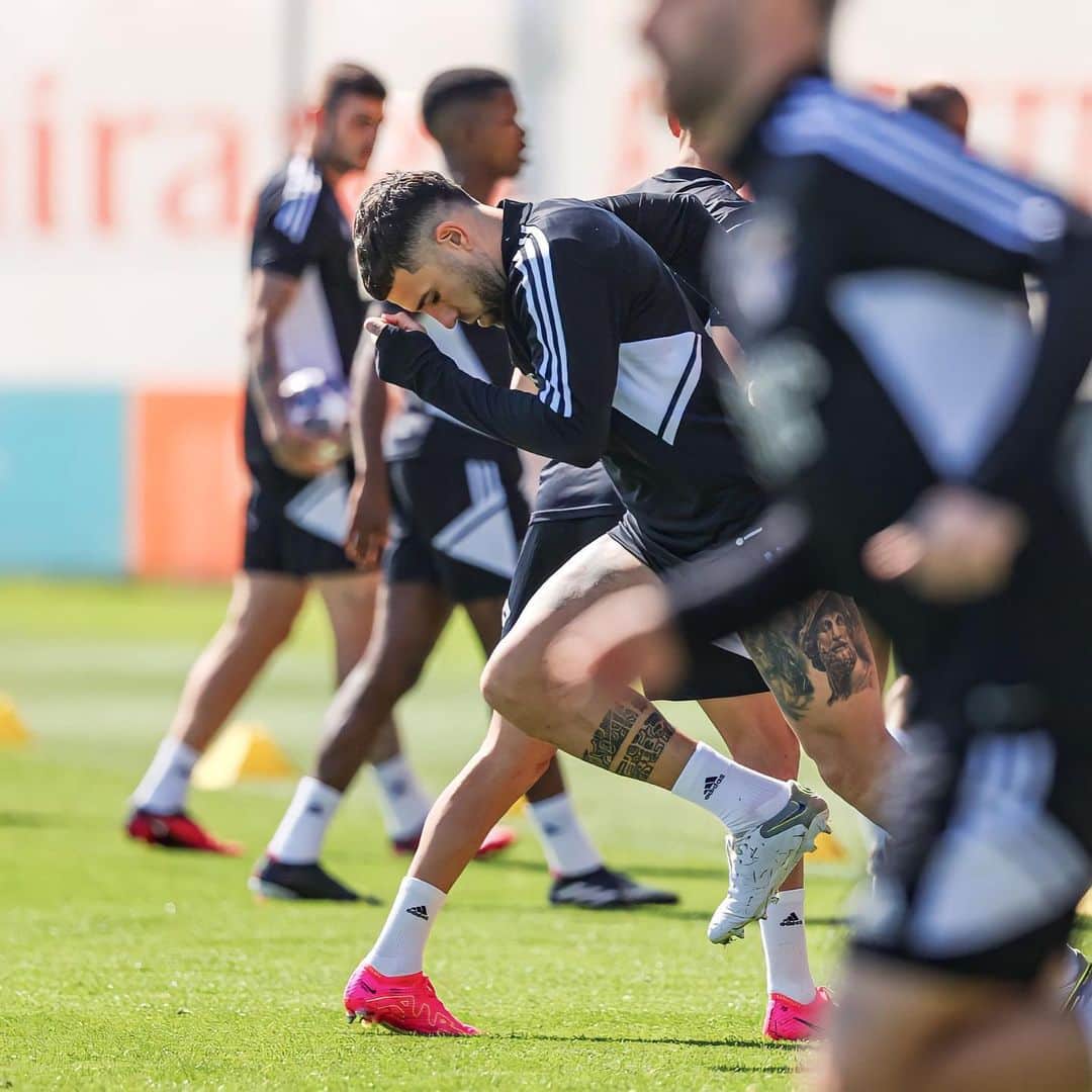 ニコラス・オタメンディのインスタグラム：「#SLBenfica 🔴⚪️🦅 #UCL 🫡」