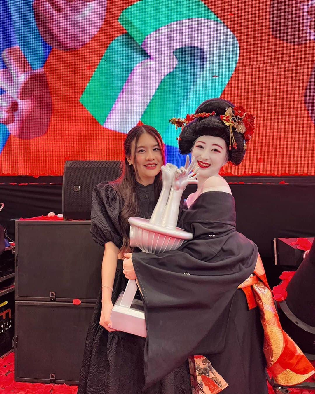 伊豆田莉奈さんのインスタグラム写真 - (伊豆田莉奈Instagram)「ขอบคุณสำหรับงาน #bnk48jankentournament2023 นะคะ ทุกคนสนุกไหม้?✨️ ปีนี้ @angel.cgm48official ได้เป็นCenterค่าาาา😭😭😭👏👏👏👏 ดีใจมากๆๆๆๆๆๆ😭😭😭 ดีใจทีสุดในปีนี้~~~😭😭😭 เก่งมากๆๆๆๆๆ😭👍 และขอบคุณที่ของขวัญที่ดีให้พวกเราCGM48นะ🥹💗 รินะก็จะช่วยเต็มที่กับ BNK48 4thAlbumค่ะ💜 สู้ๆนะ😌🤍  じゃんけん大会ありずなでした✨️ 楽しんでくれましたか？笑 今年はなんとCGM48からAngel(エンジェル)がセンターを勝ち取りました！！ めっちゃうれずな😭😭すごいよ😭👏👏 そしてCGM48に素敵なプレゼントをありがとう🥹💚 莉奈もBNK48 4thアルバムのお手伝い頑張ります💪💪 Angel(エンジェル)頑張ってね😌🤍  #angelcgm48 #izurinacgm48 #エンジェルCGM48 #伊豆田莉奈 #いずりな #CGM48 #じゃんけん大会」4月10日 23時35分 - rina.cgm48official