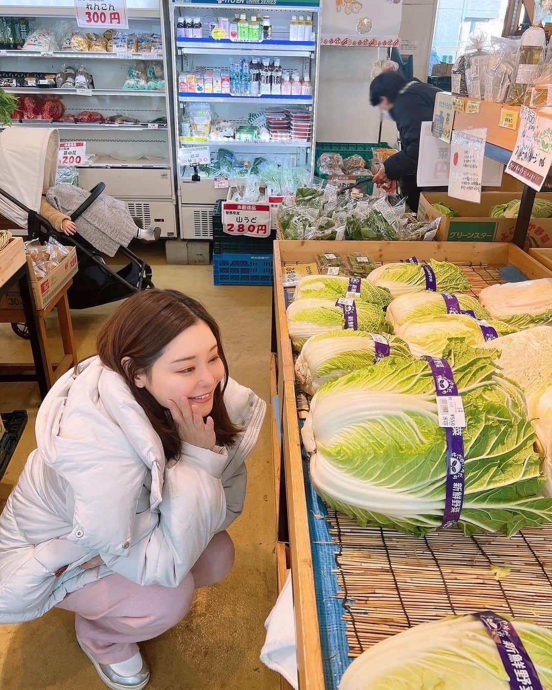 利咲さんのインスタグラム写真 - (利咲Instagram)「少し前のお写真ですが、世田谷生まれ育ちのお野菜が多く販売しているJAのファーマーズマーケットへ🥕🍆🥦  世田谷区って都会の住宅街のイメージが強いかと思うのですが、意外と今も畑が残っている場所なのです。  私自身世田谷生まれ育ちですが、常にどこかで畑を見ていた記憶があります。  宇奈根で取れたとーっても大きな白菜と🥬 見たことないくらい大きかったです👀  世田谷区の畑を生かして、都市農業の発展にも力を入れることが出来たらと思っています。 また、農作物の被害から守るために防犯カメラの増設も必要だと考えています。  実は自炊が好きなので世田谷区で採れたお野菜を🍽 赤かぶ美味しかったです。 カブの酢漬けは白でも赤でも美味しい✨ 時間が出来たら色々とゆっくりお料理したいなぁと思ってます。  今は精一杯活動頑張ります！  #せたがやそだち #せたがやそだち野菜 #世田谷区 #世田谷 #世田谷育ち #setagaya #野菜 #都市農業 #宇奈根 #白菜 #🥬 #赤かぶ #あかかぶ #あかかぶ漬け #あかかぶの酢漬け #カブ #ja東京中央ファーマーズマーケット #ja東京中央ファーマーズマーケット二子玉川 #ファーマーズマーケット #ファーマーズマーケット二子玉川 #farmersmarket #鎌田 #東京都市計画 #若林りさ」4月10日 23時36分 - himeringo908