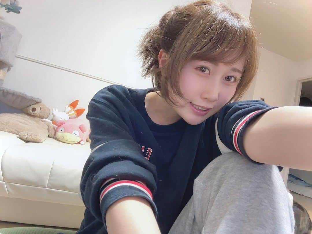 のインスタグラム：「🎀  ショートだとアレンジが難しいのですが、 横でくるりんぱするだけで なんだかお茶目で可愛くなります🥰  るるちゃんシャッター切った一瞬の隙に 画角に入り込んできて そのあとすぐ戻っていってめっちゃ笑った♡ 仲良しな相棒♡♡  ． ．  #ショートヘア  #ヘアアレンジ  #部屋着  #大人女子  #ひょっこりはん  #犬のいる暮らし  #トイプードル  #脚フェチ  #足裏  #大人可愛い  #shorthair  #hairarrange  #feet  #kick  #cute  #dog」