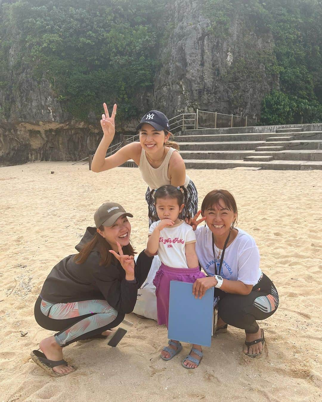 来夏さんのインスタグラム写真 - (来夏Instagram)「#🧘‍♀️🌊 サップヨガは 陸でのヨガとは違う感覚で 体幹を鍛えられたり 五感を存分に味わえる 楽しいアクティビティ🏝  これから大好きな夏がやってきます☀️ 近年サップが手に入れやすくなったと同時に、水面・自然で遊ぶ危険性も理解しておかなければならない✍️   @japansupyogaassociation では サップヨガ指導者養成講座が 今年はあと6月・10月末とあります😊  受講後のブラッシュアップもあり、今回は子連れだったので私も少し参加させてもらいました😊  なによりサップヨガの学びだけでなく こんな人になりたい🌞と思うみんなの太陽 理事長の律子さん、 素敵な協会メンバーに出会えたことがハッピーです❣️  夏にはイベントもあるのでまたお知らせします📢  #日本サップヨガ協会  #supyoga #サップヨガ #sup #yoga  #沖縄」4月10日 23時37分 - rairairaika