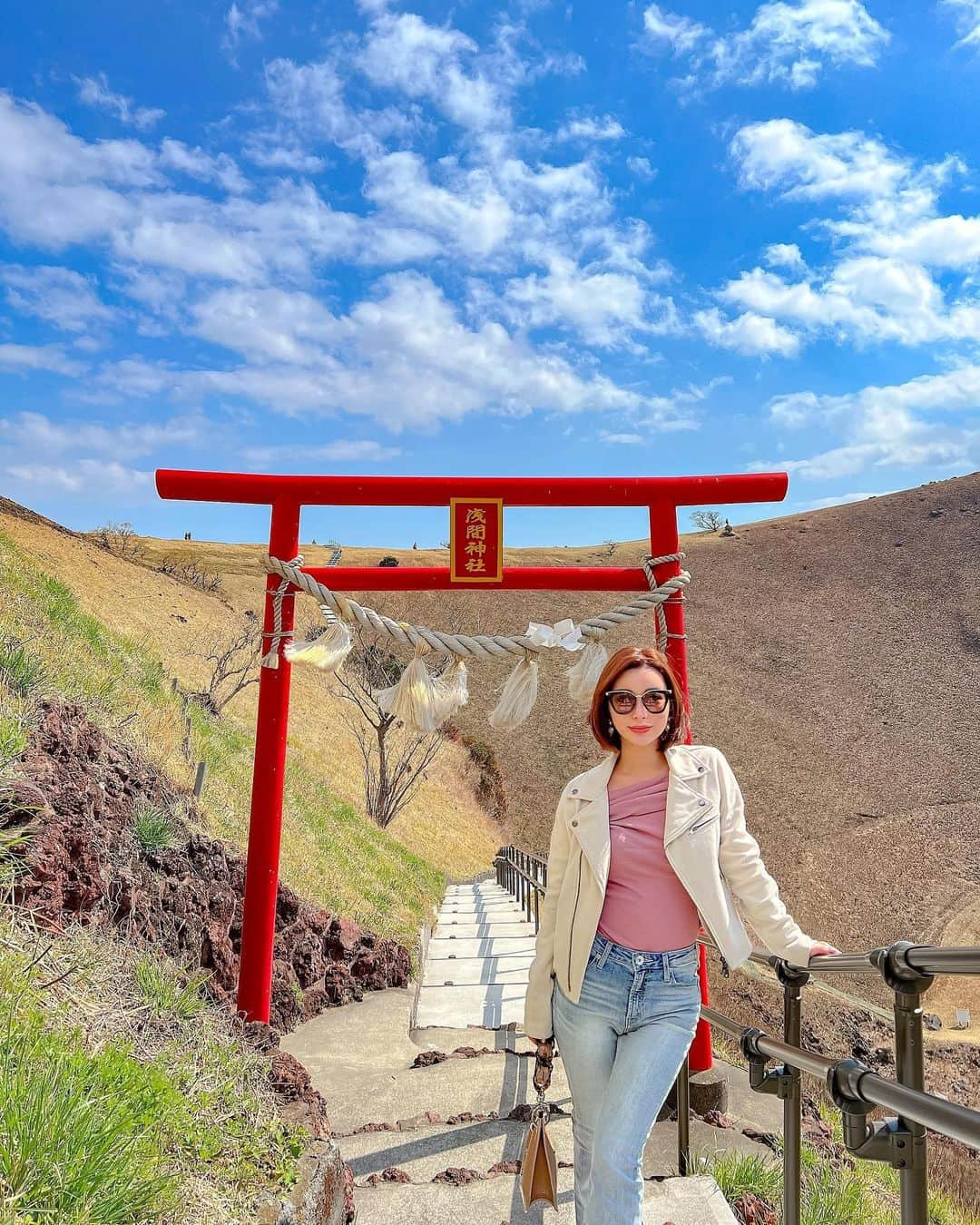 かにゃさんのインスタグラム写真 - (かにゃInstagram)「伊豆女子旅💚 ゴンドラで大室山の山頂へ🚡 真ん中がポコってへこんでる面白い形の山なの凹 普段は全面グリーンらしいんだけど、山焼きした後で茶色でした💩 へこみの中にはアーケード場と神社があったり⛩富士山も見れたよ🗻  山頂にあるお団子屋さん超美味しかったからオススメです🍡  . . .  #大室山 #大室山山頂 #伊豆高原 #伊豆 #伊豆旅行 #静岡 #静岡県 #静岡観光 #静岡旅行 #日本 #日本旅行 #国内旅行 #旅行 #旅 #観光 #観光スポット #観光地 #女子旅 #旅人 #旅スタグラム #旅好きな人と繋がりたい #旅行好きな人と繋がりたい #旅好き #旅行好き #japan #japantravel #japantrip #japanphoto #japantravelphoto #japanphotography」4月10日 23時38分 - kanya_435