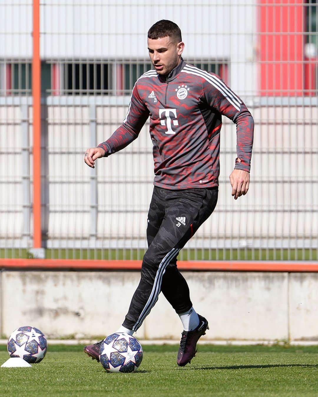バイエルン・ミュンヘンさんのインスタグラム写真 - (バイエルン・ミュンヘンInstagram)「⚽✅ The next step! @lucashernandez21 is back training with the ball 🙌  #MiaSanMia #FCBayern」4月10日 18時10分 - fcbayern