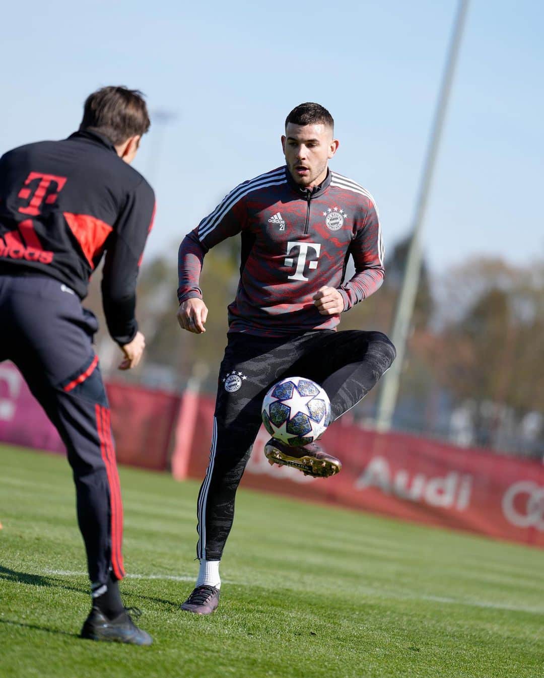 バイエルン・ミュンヘンさんのインスタグラム写真 - (バイエルン・ミュンヘンInstagram)「⚽✅ The next step! @lucashernandez21 is back training with the ball 🙌  #MiaSanMia #FCBayern」4月10日 18時10分 - fcbayern