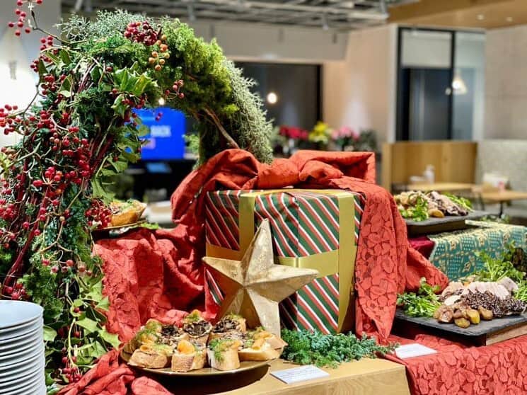 CRAZY KITCHENのインスタグラム：「. 広告系IT企業様よりご依頼いただいた、クリスマスの特別ランチ＆ディナー。ホリデイ気分を感じていただけるよう、オフィスの一角にクリスマス一色のブッフェをご用意いたしました。  #crazykitchen #クレイジーキッチン #catering #ケータリング」