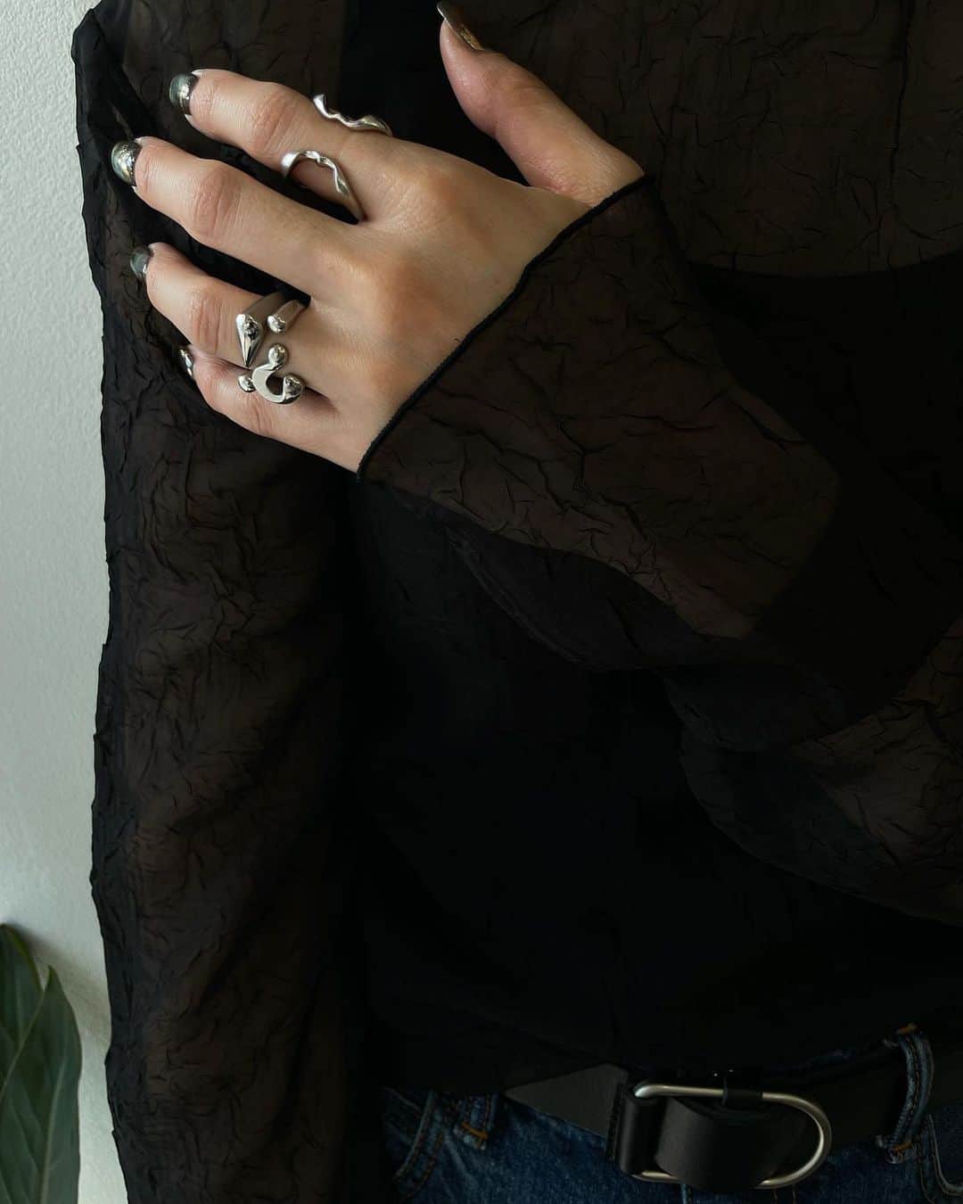 Mie Kawanoさんのインスタグラム写真 - (Mie KawanoInstagram)「お気に入りの Question ring にExclamation Ring を重ね付けしたらめっちゃ可愛いかった🫶🏻  #duoctria #ring #accessory」4月10日 18時13分 - cota_ra