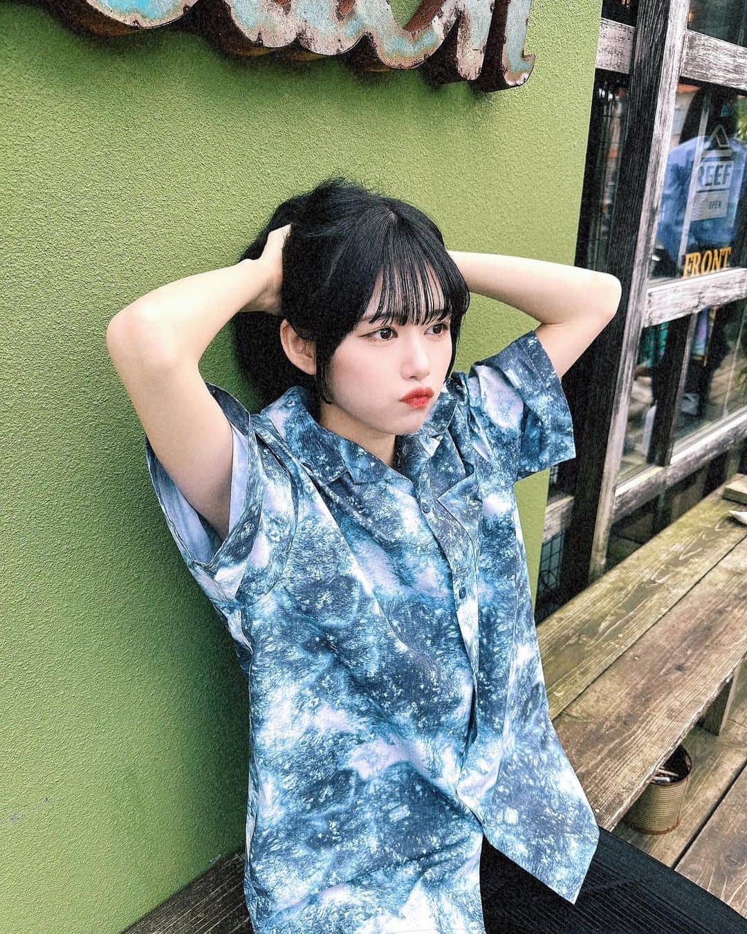 土光瑠里子のインスタグラム：「奄美大島のカフェでシャツ買っちゃった可愛い、  #奄美大島#奄美カフェ#cafe#旅行#遠征#fashion#shirt」