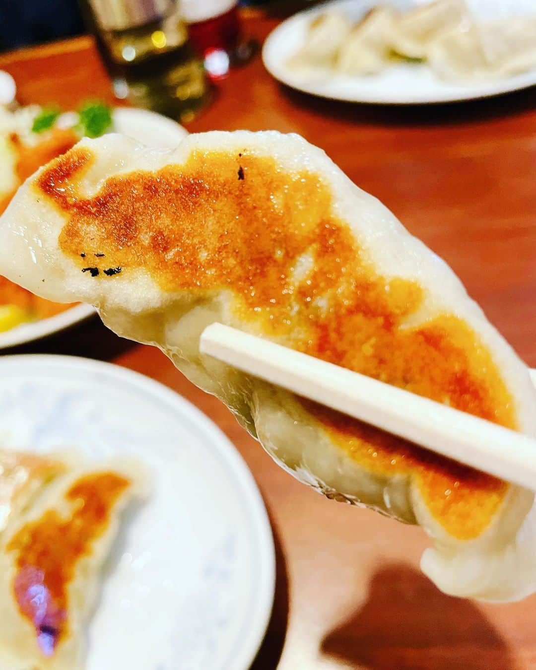 向清太朗さんのインスタグラム写真 - (向清太朗Instagram)「餃餃餃〜！ 今東京で一番好きな餃子に再訪！ 中目黒高伸の餃子だ餃〜！ 写真は炒飯も唐揚げも載せるヤンチャっぷり！ でも餃子は本物！シャキシャキと中の菜汁が弾ける様は圧巻！ マジで一番好き！野菜餃子好きなら食べてほしい！ 中目黒にオアシス(水じゃなくて菜汁)があったから行ってほしい餃〜！  #餃子 #焼き餃子 #中目黒高伸 #餃子君 #最強の町中華 #このバランスの字好き #炎炎の消防隊 #とか #聖約の戦乙女 #とか #完璧の焼餃子 #お試しあれ #川島ねごと #天津向 #餃餃餃」4月10日 18時26分 - tensinmukai