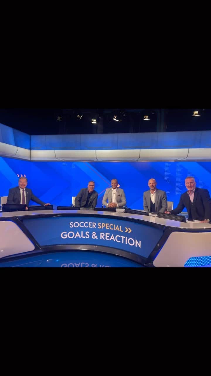 ロバート・アーンショウのインスタグラム：「In the Studio for Soccer Special  with Jeff and the guys 💛 💎  🎥🎥🎥 #football #fashion #fit #goals」