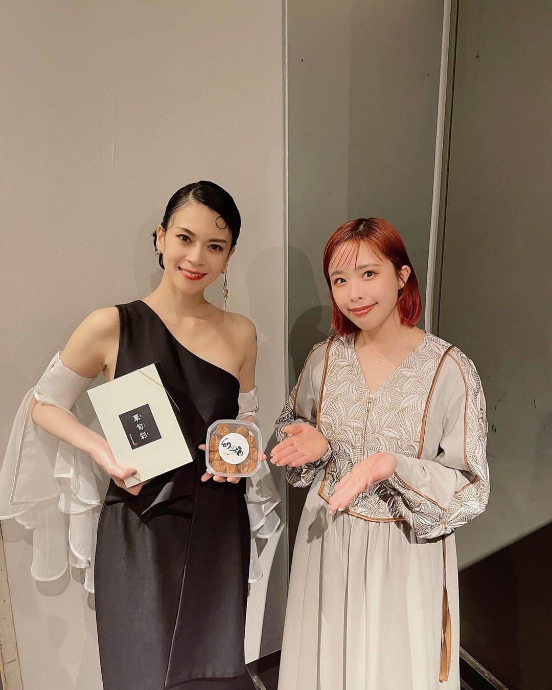 小柳ゆきのインスタグラム：「「ジェネチェン」でご一緒した日向ハルさんが 先日のLiveに遊びにきてくれました✨  私は Live直前まで全く知らなくて、気遣いさせまいとするその男前な行動。 そして私の好きなものをネットで調べ、差し入れに漬物をチョイスという、その細やかなお気遣いがとても嬉しかったです🥹  終演後少しお話させて頂きましたが、可愛らしい見た目とは裏腹な笑い声がファニーで笑、とてもキュートな方。 でも歌うと伸びやかに響く超パワフルボイス!!!  とんでもねーや日向ハル。  ハッピーな気持ちになれました有難う😊」
