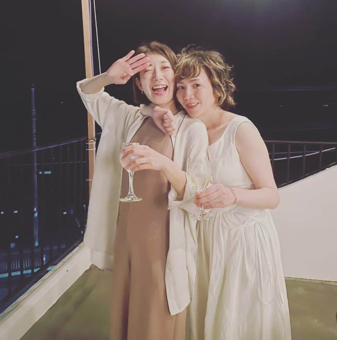 川村由紀さんのインスタグラム写真 - (川村由紀Instagram)「先月末に沖縄で #WeddingRave を行いました⛵️  サプライズで #七尾旅人 が駆けつけてくれて…ホームレスガール〜惑星ヴィーナス〜Dance With Me〜この素晴らしき世界、4曲仕立てで私の半生を振り返るスペシャルなセットを披露✨二十年以上に及ぶ友情に感謝です🙏  そして #OIRANMUSIC からminamiちゃんとichi takiguchi君がPrincess＆Prince by @macominaming を、Sakiko OsawaはKravisとの私が好きな曲ばかりのスペシャルなB2Bを、AMWEはDJのKUNIと料理も担当してくれたDJ Hirakiさんと共に #ロンドンは夜8時 を披露してくれました✨  沖縄特有の変わりやすい天候の中、全体を制作してくれた #りんご音楽祭 @dj_sleeper くん、沖縄サイドを統括して設営してくれた @dj_kim_okinawa さん、シャツを仕立てて下さった @dreamiokinawa さん、ドリンクを担当してくれた @little_rockers_okinawa から @wsz80_lefcrew さん 那覇のZONAから　@steve708_a.k.a_zona さん、東京から素晴らしい料理を持って腕を奮ってくれたakaneさん、そしてホームパーティ仕様のワイドパンツ型のウェディングドレスをデザインしてくれて、前列がないにも関わらず会場として @hoteltowaie を貸してくれたトミィちゃんご夫妻に大感謝です🙏  来てくれた家族や仲間と共に、より良い未来を描いてゆくと…強く願うばかりです✨  We had a #WeddingRave in #Okinawa at the end of last month ⛵️」4月10日 18時24分 - yukikawamura821