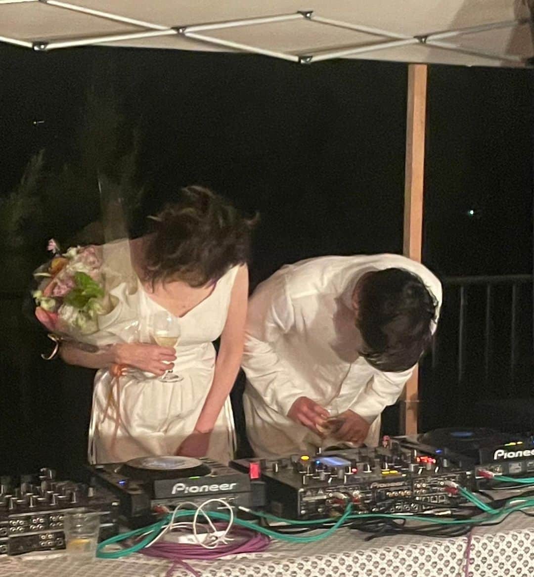 川村由紀さんのインスタグラム写真 - (川村由紀Instagram)「先月末に沖縄で #WeddingRave を行いました⛵️  サプライズで #七尾旅人 が駆けつけてくれて…ホームレスガール〜惑星ヴィーナス〜Dance With Me〜この素晴らしき世界、4曲仕立てで私の半生を振り返るスペシャルなセットを披露✨二十年以上に及ぶ友情に感謝です🙏  そして #OIRANMUSIC からminamiちゃんとichi takiguchi君がPrincess＆Prince by @macominaming を、Sakiko OsawaはKravisとの私が好きな曲ばかりのスペシャルなB2Bを、AMWEはDJのKUNIと料理も担当してくれたDJ Hirakiさんと共に #ロンドンは夜8時 を披露してくれました✨  沖縄特有の変わりやすい天候の中、全体を制作してくれた #りんご音楽祭 @dj_sleeper くん、沖縄サイドを統括して設営してくれた @dj_kim_okinawa さん、シャツを仕立てて下さった @dreamiokinawa さん、ドリンクを担当してくれた @little_rockers_okinawa から @wsz80_lefcrew さん 那覇のZONAから　@steve708_a.k.a_zona さん、東京から素晴らしい料理を持って腕を奮ってくれたakaneさん、そしてホームパーティ仕様のワイドパンツ型のウェディングドレスをデザインしてくれて、前列がないにも関わらず会場として @hoteltowaie を貸してくれたトミィちゃんご夫妻に大感謝です🙏  来てくれた家族や仲間と共に、より良い未来を描いてゆくと…強く願うばかりです✨  We had a #WeddingRave in #Okinawa at the end of last month ⛵️」4月10日 18時24分 - yukikawamura821