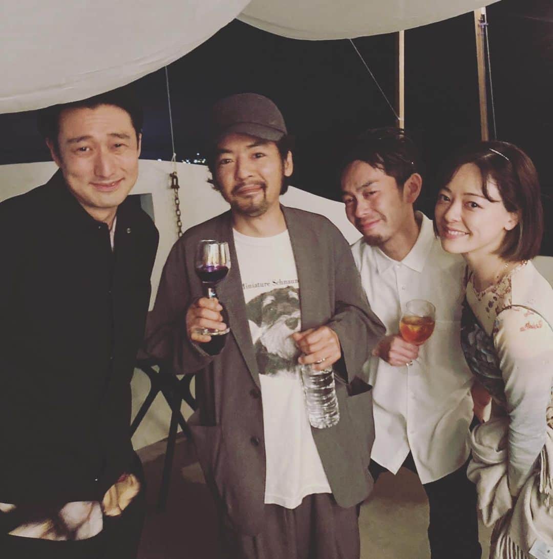 川村由紀さんのインスタグラム写真 - (川村由紀Instagram)「先月末に沖縄で #WeddingRave を行いました⛵️  サプライズで #七尾旅人 が駆けつけてくれて…ホームレスガール〜惑星ヴィーナス〜Dance With Me〜この素晴らしき世界、4曲仕立てで私の半生を振り返るスペシャルなセットを披露✨二十年以上に及ぶ友情に感謝です🙏  そして #OIRANMUSIC からminamiちゃんとichi takiguchi君がPrincess＆Prince by @macominaming を、Sakiko OsawaはKravisとの私が好きな曲ばかりのスペシャルなB2Bを、AMWEはDJのKUNIと料理も担当してくれたDJ Hirakiさんと共に #ロンドンは夜8時 を披露してくれました✨  沖縄特有の変わりやすい天候の中、全体を制作してくれた #りんご音楽祭 @dj_sleeper くん、沖縄サイドを統括して設営してくれた @dj_kim_okinawa さん、シャツを仕立てて下さった @dreamiokinawa さん、ドリンクを担当してくれた @little_rockers_okinawa から @wsz80_lefcrew さん 那覇のZONAから　@steve708_a.k.a_zona さん、東京から素晴らしい料理を持って腕を奮ってくれたakaneさん、そしてホームパーティ仕様のワイドパンツ型のウェディングドレスをデザインしてくれて、前列がないにも関わらず会場として @hoteltowaie を貸してくれたトミィちゃんご夫妻に大感謝です🙏  来てくれた家族や仲間と共に、より良い未来を描いてゆくと…強く願うばかりです✨  We had a #WeddingRave in #Okinawa at the end of last month ⛵️」4月10日 18時24分 - yukikawamura821