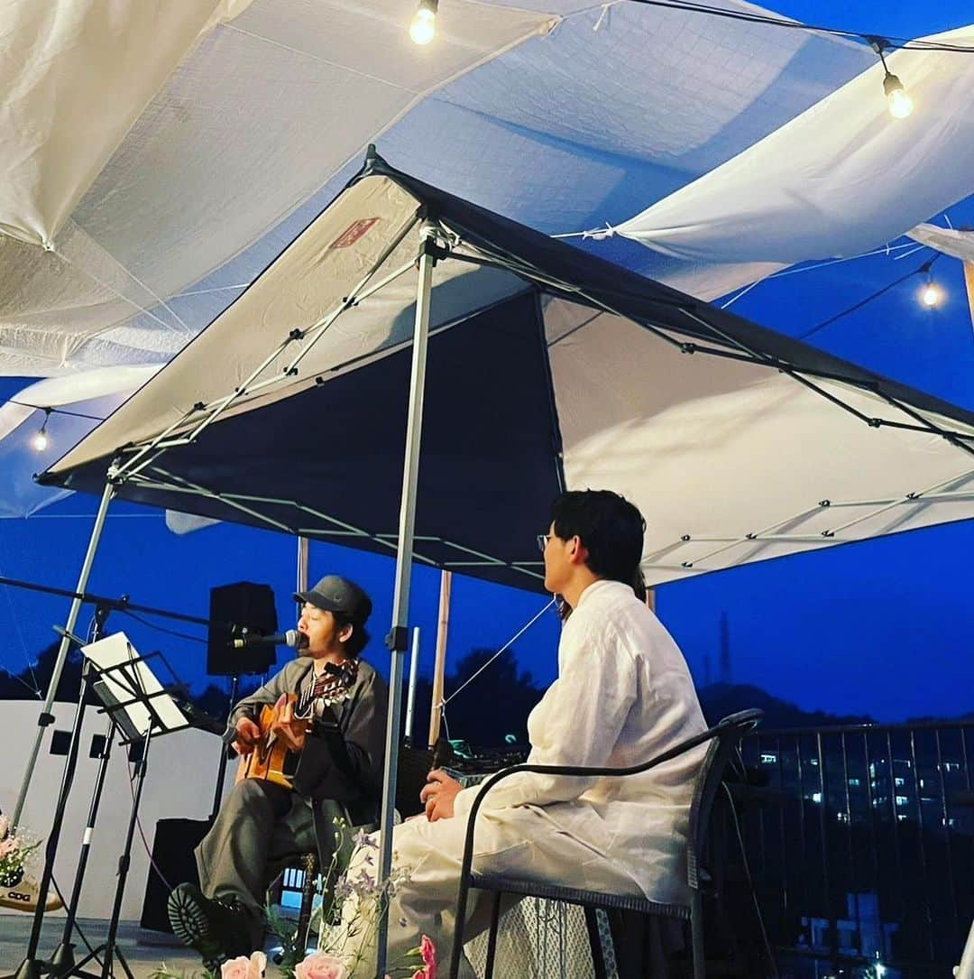 川村由紀さんのインスタグラム写真 - (川村由紀Instagram)「先月末に沖縄で #WeddingRave を行いました⛵️  サプライズで #七尾旅人 が駆けつけてくれて…ホームレスガール〜惑星ヴィーナス〜Dance With Me〜この素晴らしき世界、4曲仕立てで私の半生を振り返るスペシャルなセットを披露✨二十年以上に及ぶ友情に感謝です🙏  そして #OIRANMUSIC からminamiちゃんとichi takiguchi君がPrincess＆Prince by @macominaming を、Sakiko OsawaはKravisとの私が好きな曲ばかりのスペシャルなB2Bを、AMWEはDJのKUNIと料理も担当してくれたDJ Hirakiさんと共に #ロンドンは夜8時 を披露してくれました✨  沖縄特有の変わりやすい天候の中、全体を制作してくれた #りんご音楽祭 @dj_sleeper くん、沖縄サイドを統括して設営してくれた @dj_kim_okinawa さん、シャツを仕立てて下さった @dreamiokinawa さん、ドリンクを担当してくれた @little_rockers_okinawa から @wsz80_lefcrew さん 那覇のZONAから　@steve708_a.k.a_zona さん、東京から素晴らしい料理を持って腕を奮ってくれたakaneさん、そしてホームパーティ仕様のワイドパンツ型のウェディングドレスをデザインしてくれて、前列がないにも関わらず会場として @hoteltowaie を貸してくれたトミィちゃんご夫妻に大感謝です🙏  来てくれた家族や仲間と共に、より良い未来を描いてゆくと…強く願うばかりです✨  We had a #WeddingRave in #Okinawa at the end of last month ⛵️」4月10日 18時24分 - yukikawamura821