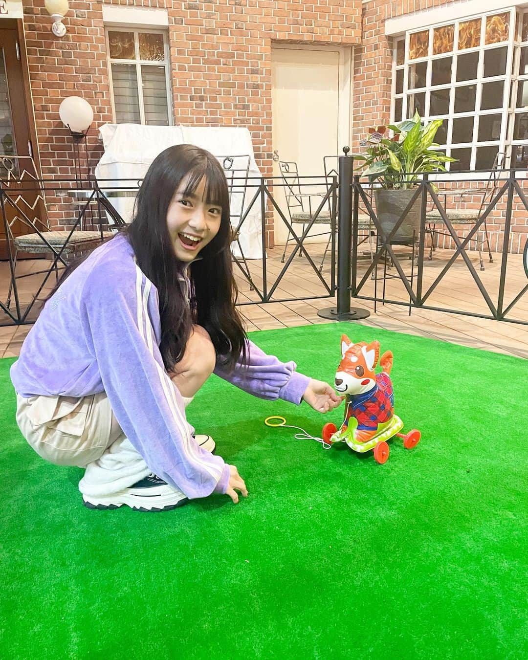 豊川亜咲さんのインスタグラム写真 - (豊川亜咲Instagram)「🐕🐾 . お散歩ごっこ🤣  ガラガラ抽選であてたワンちゃん🐶 ショッピングモールをお散歩楽しかったよ💕  #散歩 #spinns  #shein」4月10日 18時35分 - a_chan_1o3o