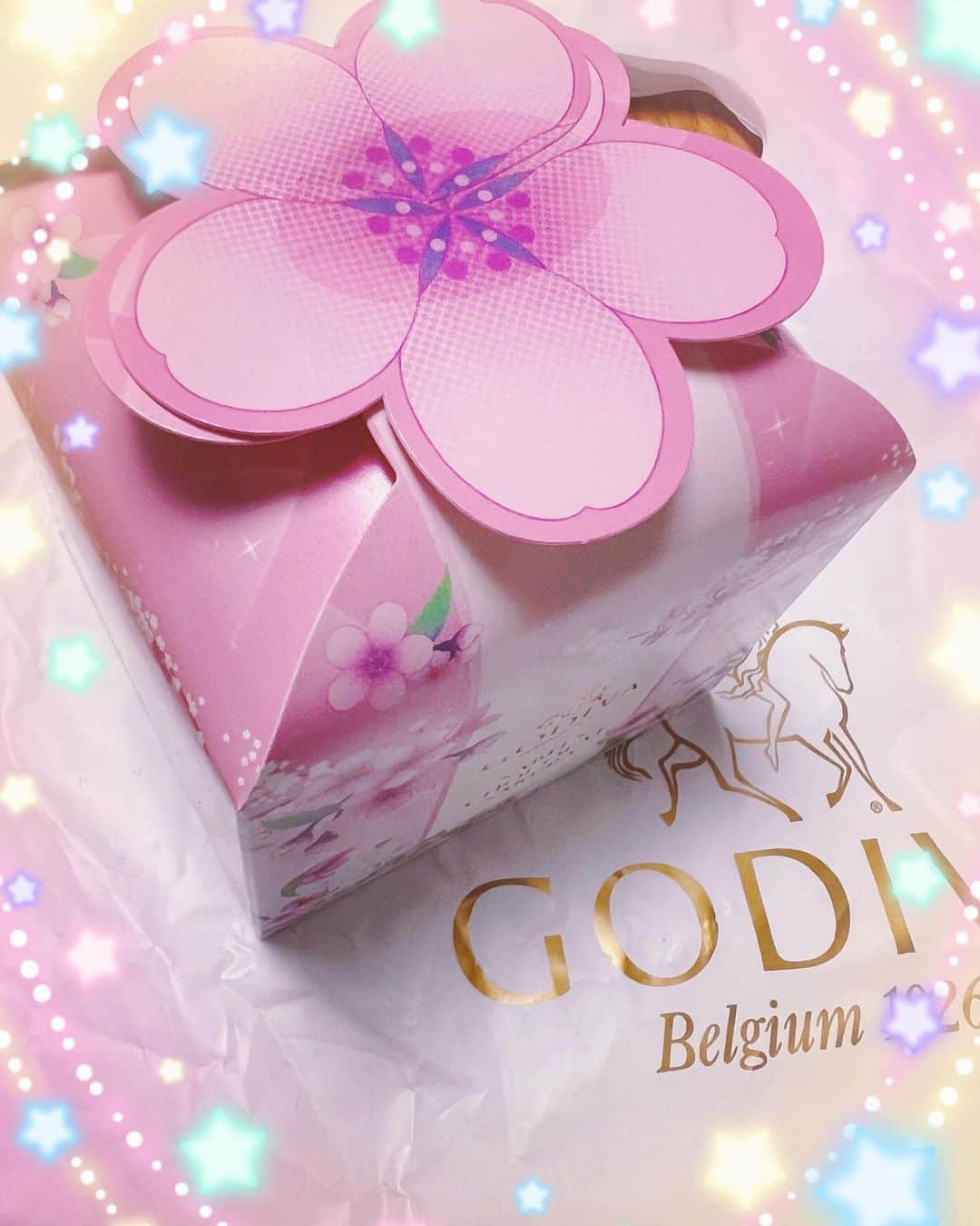 倉田雅世のインスタグラム：「麗しの先輩から素敵なお菓子を頂いてしまいました🌸✨ ありがとうございます🥰 いろいろあっていい一日に感謝です。 明日もがんばろーっと。」