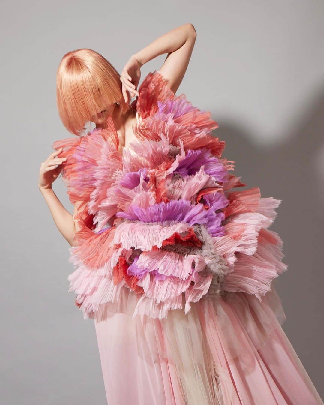 ARAKI SHIROのインスタグラム：「Trial performing with coral dress🪸🪸🪸 -behind the shoot-  #ARAKISHIRO #emergingdesigner #thevanillaissue #dazedanddiscovered  #alwaysupportalent #アラキシロウ」