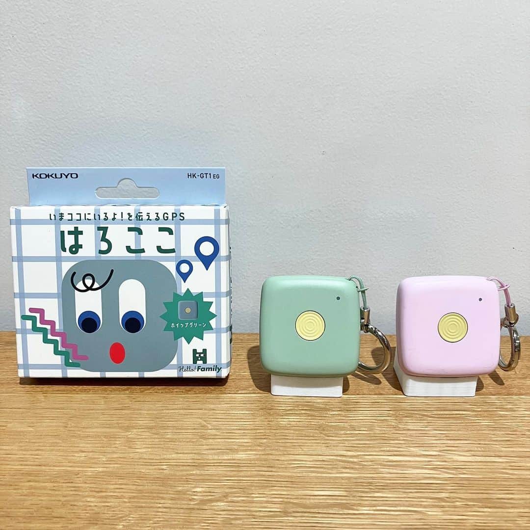 コクヨのぶんぐさんのインスタグラム写真 - (コクヨのぶんぐInstagram)「本日は、文具とは異なりますが新たなIoTサービスについてご紹介します!📢 #hellofamily  ＜「Hello! Family.」って？＞ 家族を見守り、日常的なコミュニケーションの機会を増やす、家族のための見守りIoTサービスです。 新しい家族のみまもりのかたちにご注目！👀  ＜商品紹介①「はろここ」＞ いまココにいるよ！を伝えるGPS。 GPS機能で子どもの居場所や、移動経路がわかります。 よく行く場所を登録しておくと、出発・到着したときに、ハロファミアプリに通知が届き、離れていても子どもの「いま」がわかります！  色展開：ホイップグリーン、マシュマロピンク（全2色） 販売価格：本体6,930円（税込）、専用ソフトケース（全3種）1,980円（税込） ※別途通信料として月額580円（税込）が発生します。  ＜商品紹介②「はろたぐ」＞ ちゃんともった？を確認できるタグ。 はろたぐを付けて、はろここと一緒に持ち歩くと、忘れ物をせずにちゃんと持って出かけたことが、アプリの通知でわかります！  色展開：キャンディーグリーン、マンゴーイエロー（全2色） 販売価格：3,960円（税込）  ご購入や詳細は「Hello! Family.」公式サイト（https://hellofamily.kokuyo.co.jp）をご確認ください。  ＜インスタキャンペーンも実施中＞(pic9) @hellofamily_kokuyo のインスタアカウントでキャンペーン実施中です！ フォロー＆いいねで「はろここ専用ケースセット」が毎週当たります！是非チェックしてみてください♪  #コクヨハローファミリー #ハローファミリー#kokuyo　#見守りサービス #家族見守り #子ども見守り #親子見守りiot #iot #見守りgps #見守りサービス #KOKUYO #コクヨ #stationery #ステーショナリー  #キャンペーン #キャンペーン実施中 #キャンペーン応募 #キャンペーン企画 #プレゼントキャンペーン #プレゼント企画」4月10日 18時28分 - kokuyo_st