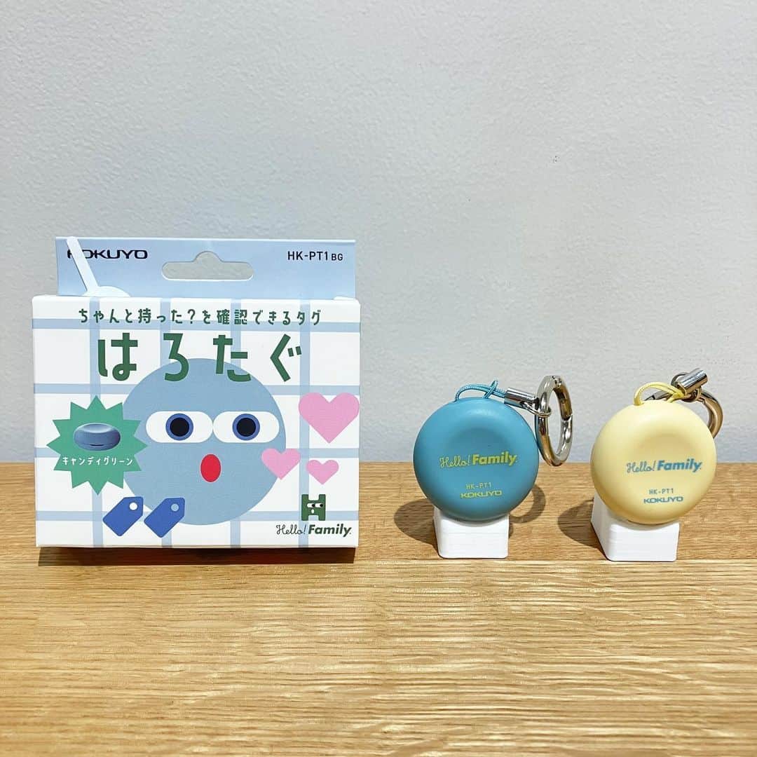 コクヨのぶんぐさんのインスタグラム写真 - (コクヨのぶんぐInstagram)「本日は、文具とは異なりますが新たなIoTサービスについてご紹介します!📢 #hellofamily  ＜「Hello! Family.」って？＞ 家族を見守り、日常的なコミュニケーションの機会を増やす、家族のための見守りIoTサービスです。 新しい家族のみまもりのかたちにご注目！👀  ＜商品紹介①「はろここ」＞ いまココにいるよ！を伝えるGPS。 GPS機能で子どもの居場所や、移動経路がわかります。 よく行く場所を登録しておくと、出発・到着したときに、ハロファミアプリに通知が届き、離れていても子どもの「いま」がわかります！  色展開：ホイップグリーン、マシュマロピンク（全2色） 販売価格：本体6,930円（税込）、専用ソフトケース（全3種）1,980円（税込） ※別途通信料として月額580円（税込）が発生します。  ＜商品紹介②「はろたぐ」＞ ちゃんともった？を確認できるタグ。 はろたぐを付けて、はろここと一緒に持ち歩くと、忘れ物をせずにちゃんと持って出かけたことが、アプリの通知でわかります！  色展開：キャンディーグリーン、マンゴーイエロー（全2色） 販売価格：3,960円（税込）  ご購入や詳細は「Hello! Family.」公式サイト（https://hellofamily.kokuyo.co.jp）をご確認ください。  ＜インスタキャンペーンも実施中＞(pic9) @hellofamily_kokuyo のインスタアカウントでキャンペーン実施中です！ フォロー＆いいねで「はろここ専用ケースセット」が毎週当たります！是非チェックしてみてください♪  #コクヨハローファミリー #ハローファミリー#kokuyo　#見守りサービス #家族見守り #子ども見守り #親子見守りiot #iot #見守りgps #見守りサービス #KOKUYO #コクヨ #stationery #ステーショナリー  #キャンペーン #キャンペーン実施中 #キャンペーン応募 #キャンペーン企画 #プレゼントキャンペーン #プレゼント企画」4月10日 18時28分 - kokuyo_st
