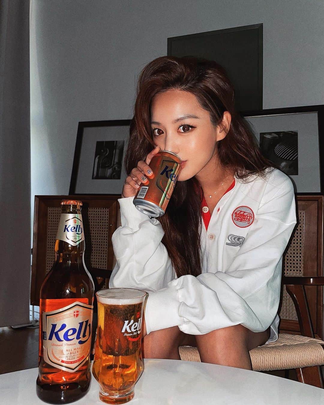 キム・ヒジョンのインスタグラム：「Keep naturally! 🍻 부드럽고 강렬한 덴마크 라거의 반전🧡 @official.kelly.kr #광고 #켈리 #라거의반전」