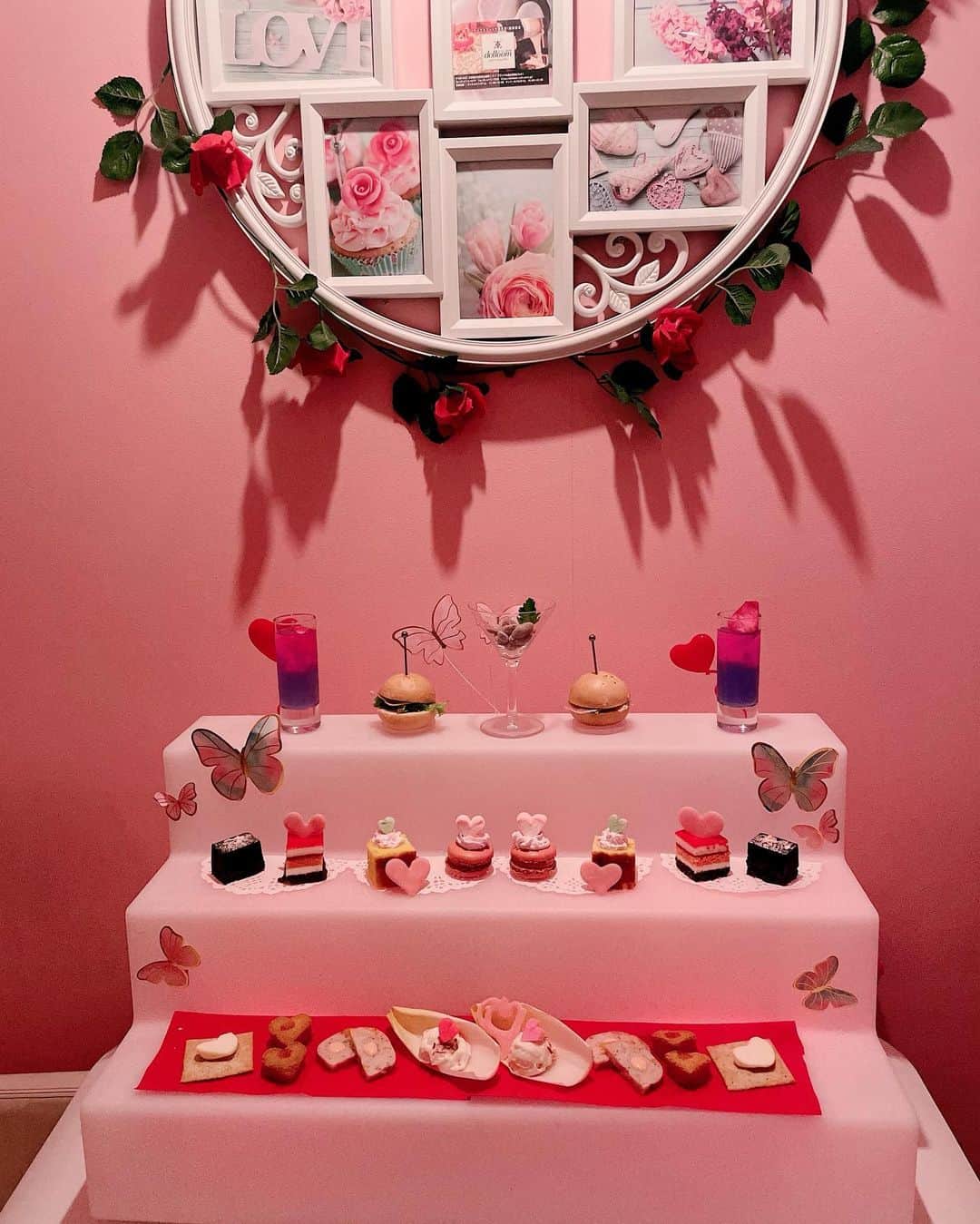 桜井莉菜さんのインスタグラム写真 - (桜井莉菜Instagram)「りりかちゃん @ririkakotobuki がお誕生日お祝いしてくれました🫣💕 テーブルアートのめちゃくちゃ可愛いお店だった🌸💗🌸💗 🎀【 @dolloom_ebisu 】🎀 ピンク好きにはたまらん可愛過ぎる全面ピンク空間のお店でした💕 目の前で描いてくれるテーブルアートは見ててワクワクする😍❤️ そしてネオンに光るアフタヌーンって珍しくて素敵✨✨✨✨✨ お店にピッタリな【 @riina_couture 】のお嬢ワンピおそろで着ましたん💕 りりかちゃんとは毎回リーナのオソロデートするのが定番なの🫣💓 リーナをいつも可愛く着てくれて嬉しい❤️❤️❤️ いっつも笑顔でHAPPYオーラ全開でとっても可愛いりりかちゃん💕 プレゼントもありがとう🥹✨ 嬉し過ぎる😭🌸 プレゼントはまた次の投稿で💗💗💗  #恵比寿#アフタヌーンティー #恵比寿アフタヌーンティー#テーブルアート#誕生日#riinacouture#ワンピース#お嬢ワンピ#ケーキ」4月10日 18時29分 - rina__sakurai