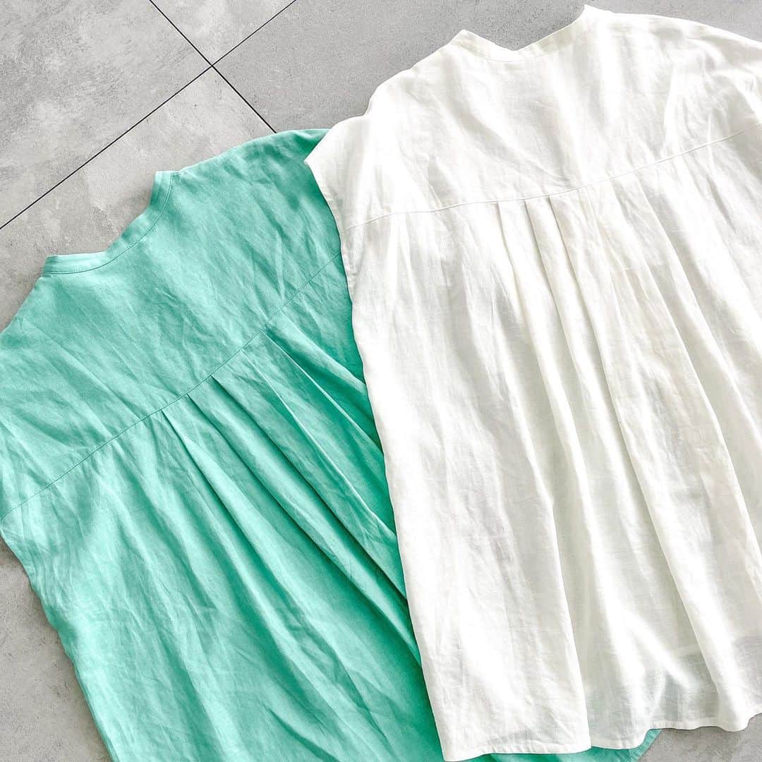 Lugnoncure（ルノンキュール）さんのインスタグラム写真 - (Lugnoncure（ルノンキュール）Instagram)「【Recommend Style】 たっぷりとした長めの丈感のブラウスには、 縦のラインを強調するプリーツパンツを 合わせてスッキリとしたシルエットに。 ⁡ リネン混のブラウスは、涼しげで一気に夏ムードを演出します。 ⁡ プリーツパンツはセルフカット可能なので お好みの長さにアレンジするのが おすすめです✂︎ ⁡ ⁡ ⁡ #blouse ¥3,960(tax incl.) _No.1711737 off-white/green/black ⁡ #pants ¥3,190(tax incl.) _No.1406941 gray/beige/purple/black ⁡ #bag ¥7,590(tax incl.) _No.1817312 off-white/brown 4月中旬発売予定 ⁡ #sandals ¥5,940(tax incl.) _No.1817304 off-white/black 4月下旬発売予定  ※タグのついていないアイテムもオンラインショップに順次入荷いたします。 ⁡ ⁡ ⁡ ※商品画像は、撮影環境やご利用のPC・スマートフォンのモニター環境などにより実物と色味に差異がある場合がございます。 ⁡ ⁡ ⁡ #lugnoncure #ルノンキュール #オフコーデ #オフスタイル #休日コーデ #大人カジュアル #大人カジュアルコーデ #カジュアルコーデ #カジュアルファッション #ブラウス #リネン混 #プリーツパンツ #セルフカット #2023ss #summer #canshopig」4月10日 18時29分 - lugnoncure