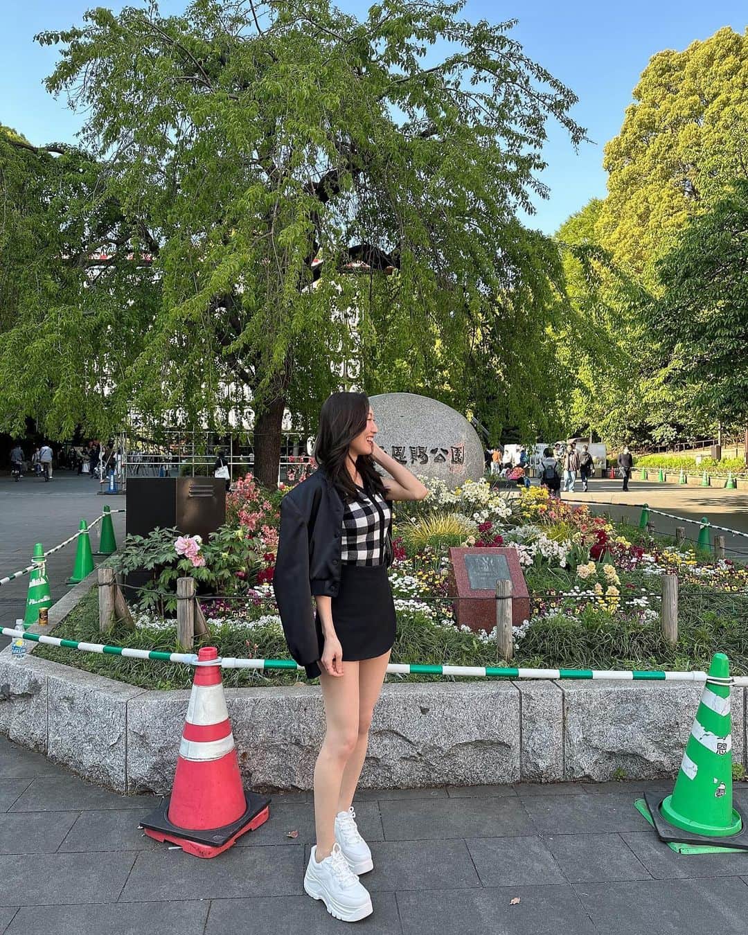 karenのインスタグラム：「お花見コーデ🌸🌸🌸  NEWの靴がかわええ🌞💗💗 アイス食べれてうきうきな私w  #上野 #上野グルメ #お花見 #お花見コーデ」