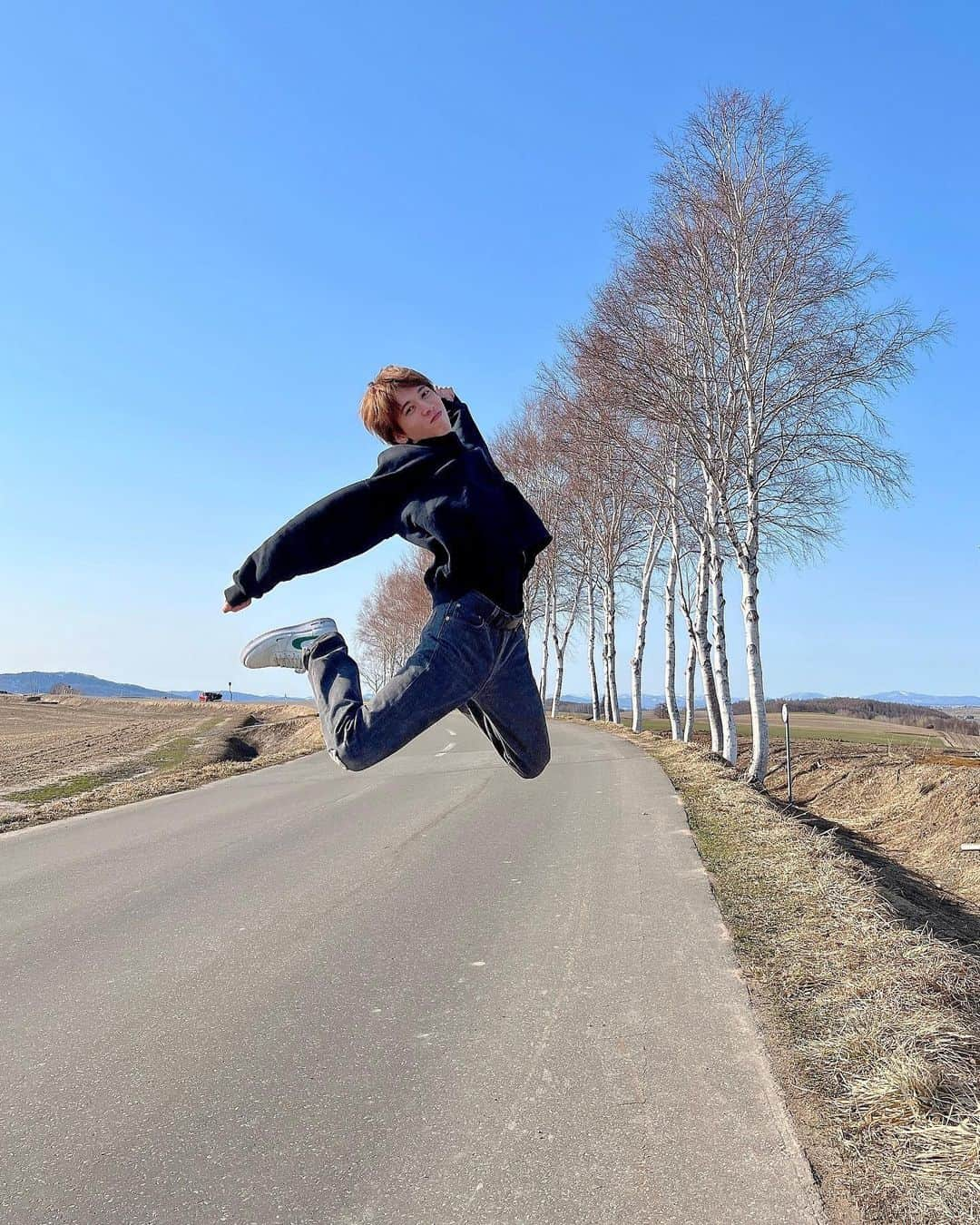 丸橋拓海のインスタグラム：「JUMP JUMP JUMP！🏞🕊 . . . #AXXX1S#アイドル#大自然#青空#北海道#JUMP#飛翔」