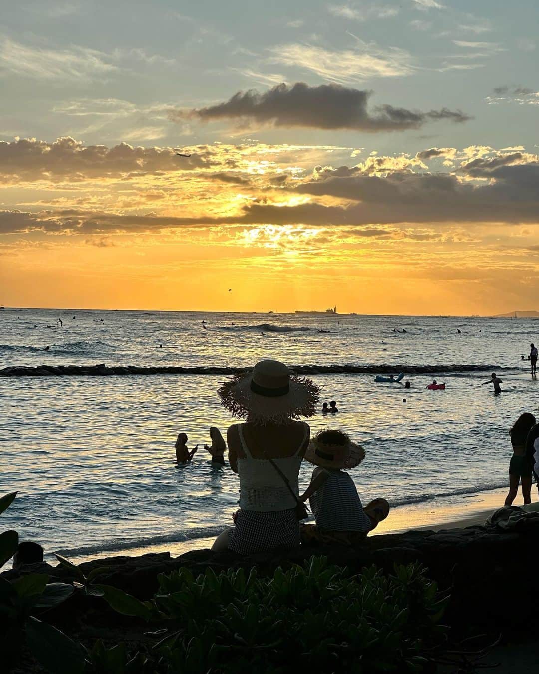 イ・シヨンさんのインスタグラム写真 - (イ・シヨンInstagram)「🏝️ 난 비행기 타고 하와이에 온건데 화와이가 아니라 천국이었네........🌅」4月10日 18時38分 - leesiyoung38