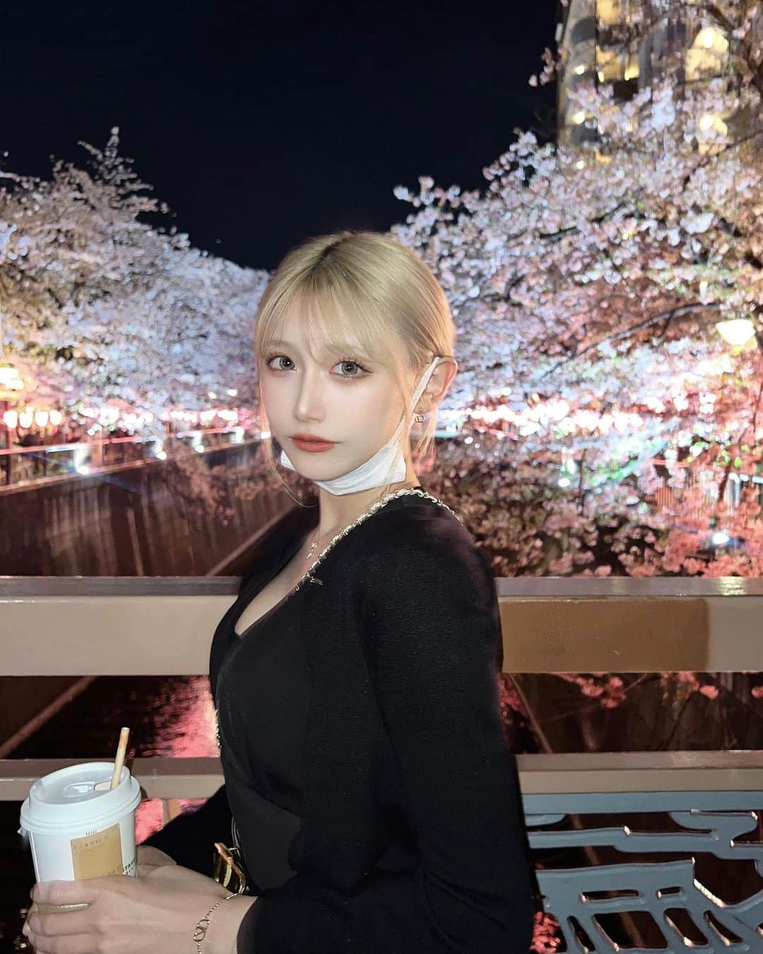 moeのインスタグラム：「. 夜桜🌸🖤 . #桜 #中目黒桜 #ワンホンメイク #中華メイク #お花見 #夜桜 #中目黒桜まつり #夜桜ライトアップ」